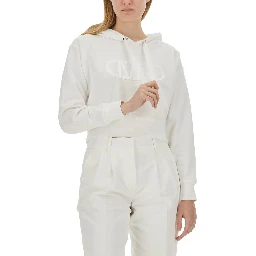 كنزة رياضية بشعار