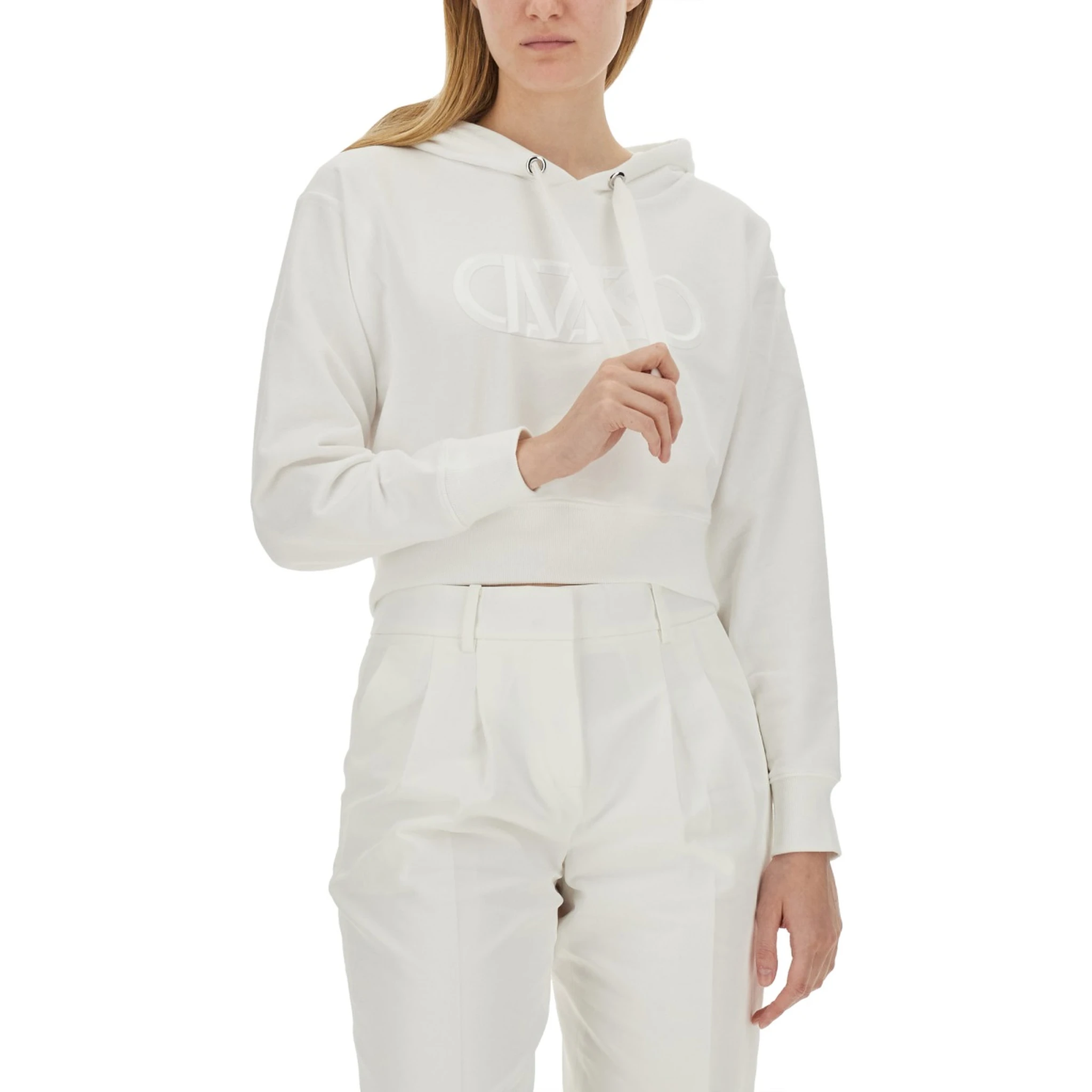 كنزة رياضية بشعار