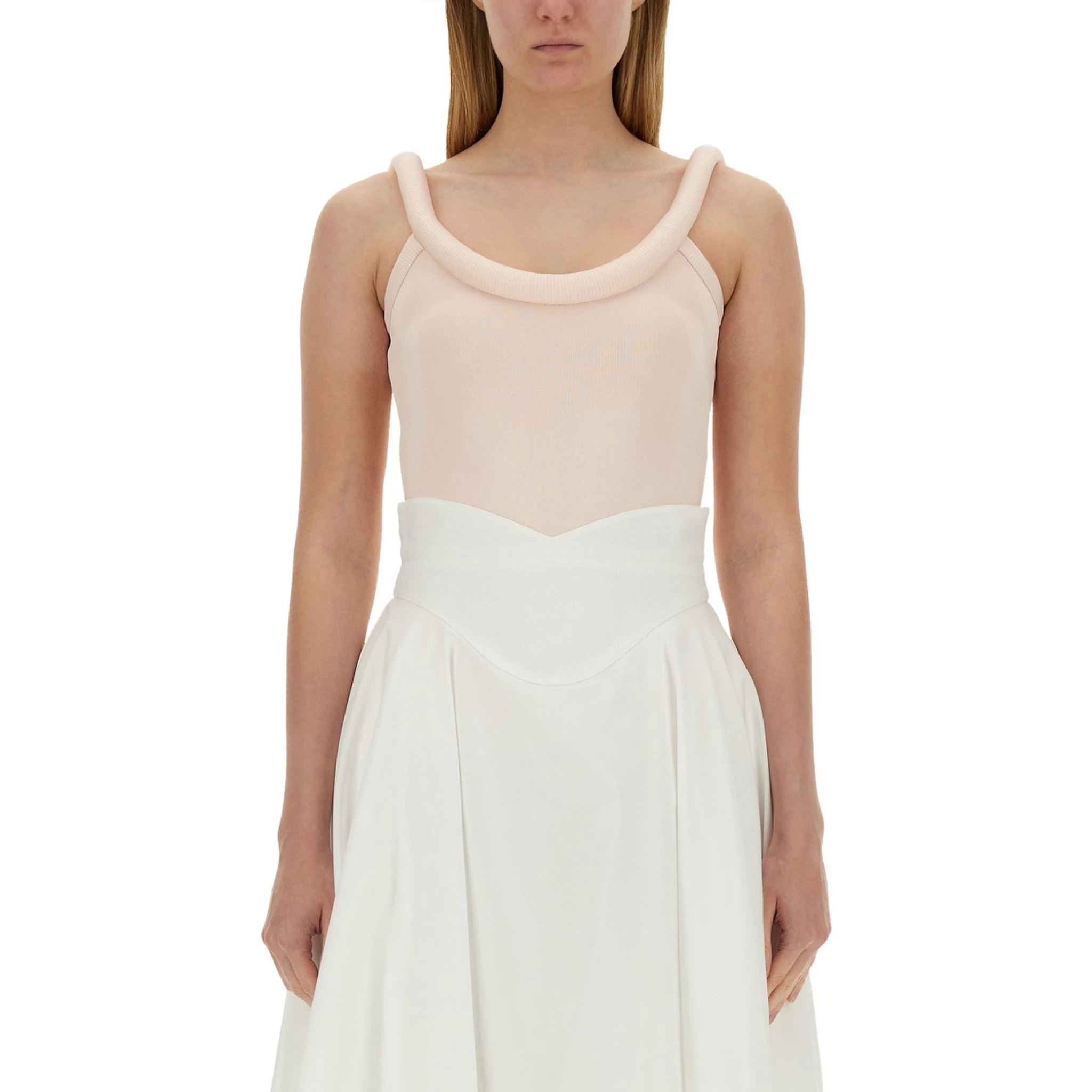 قمصان تحمل شعارًا