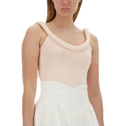 قمصان تحمل شعارًا