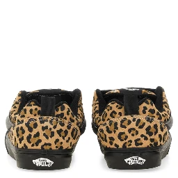 حذاء رياضي مدرسي من جامعة كيه إن يو