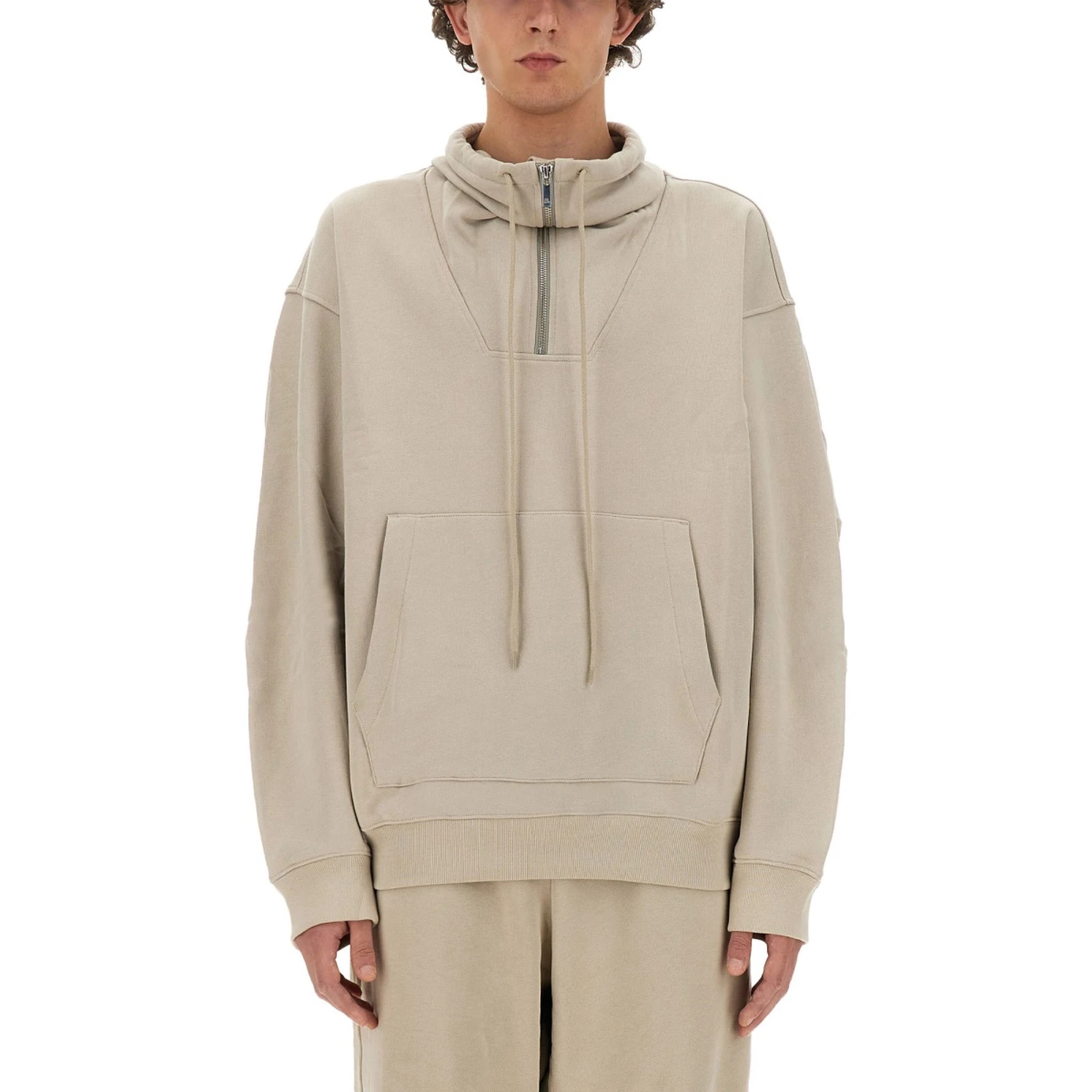 ZIP SWEATSHIRT.