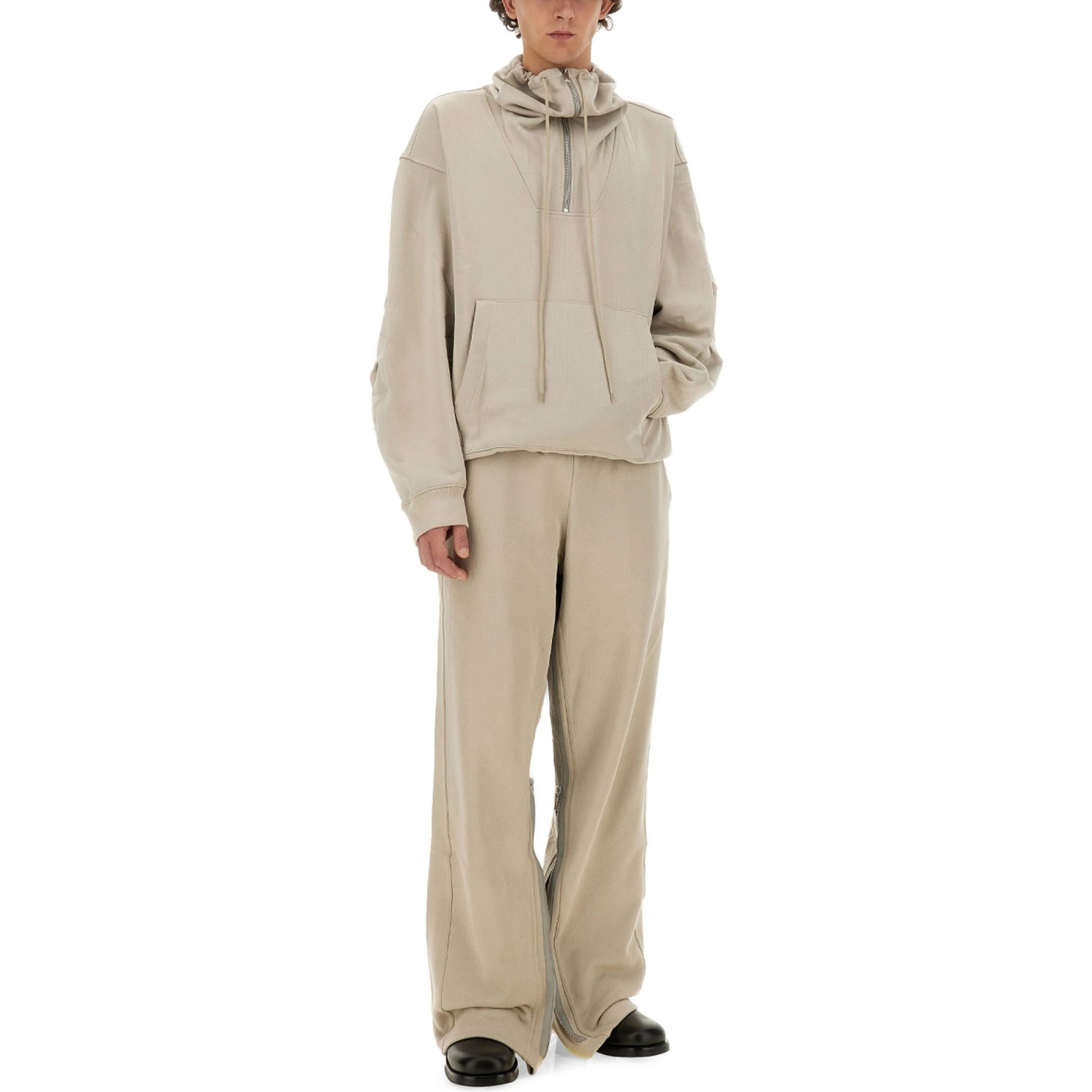 ZIP SWEATSHIRT.
