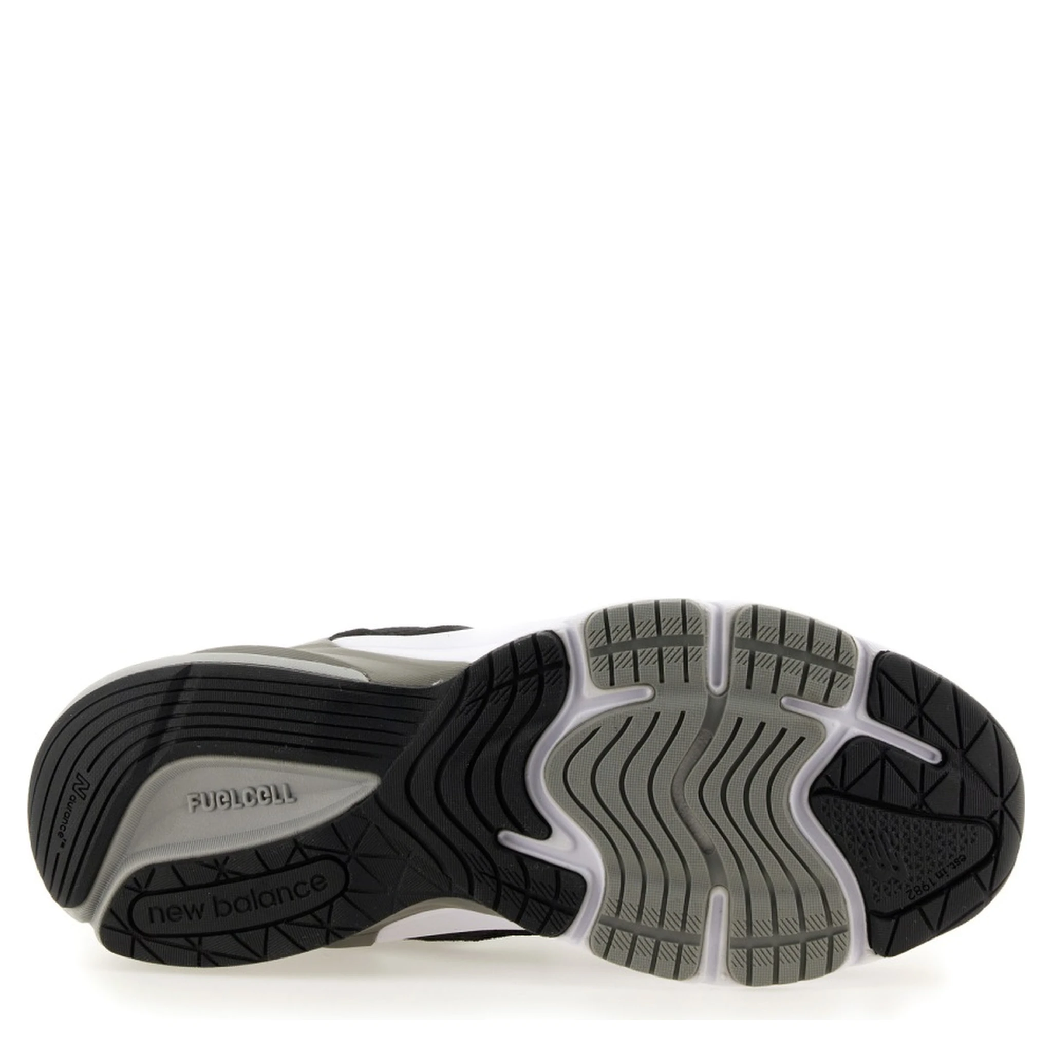 حذاء رياضي 990v6