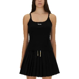 قمصان تحمل شعارًا