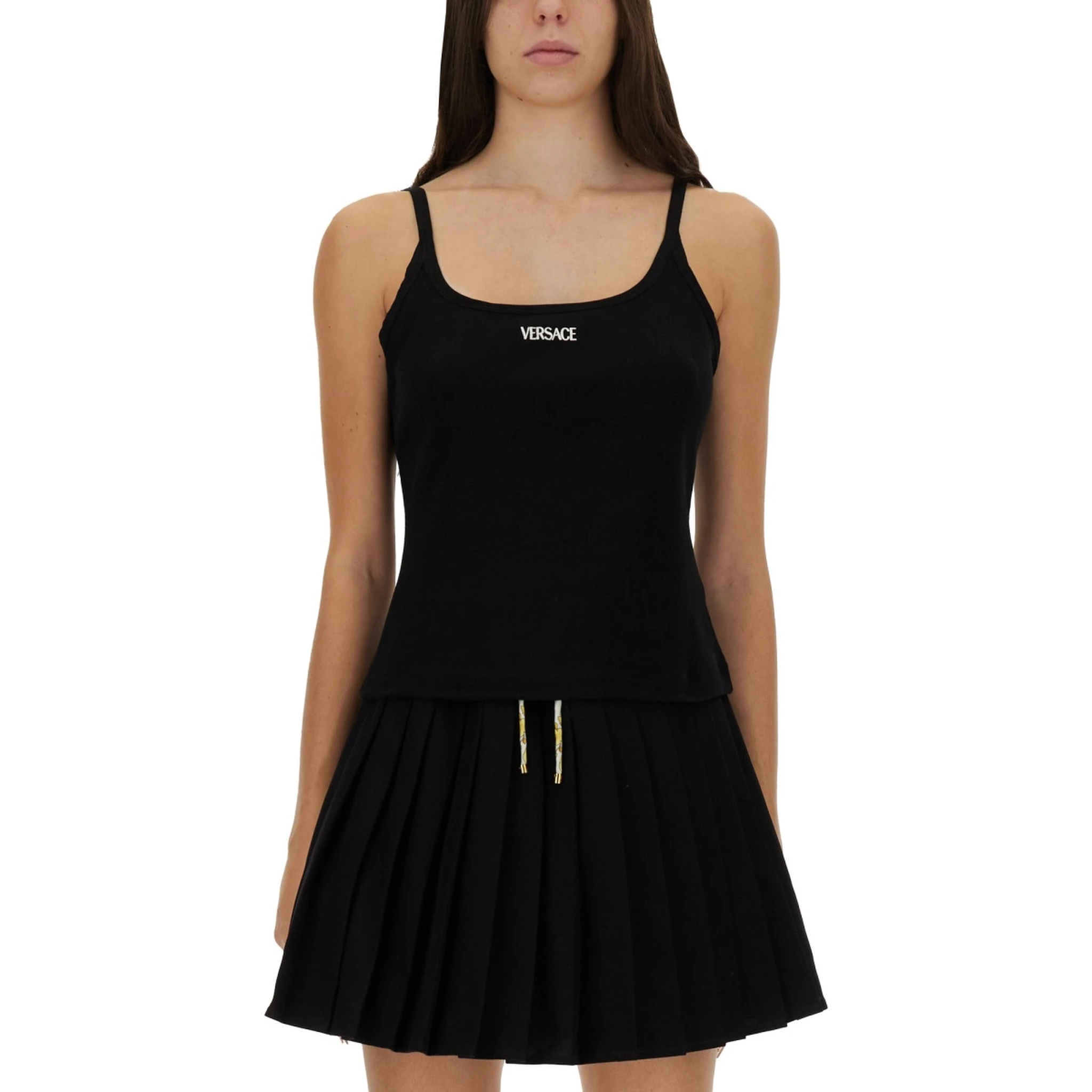 قمصان تحمل شعارًا