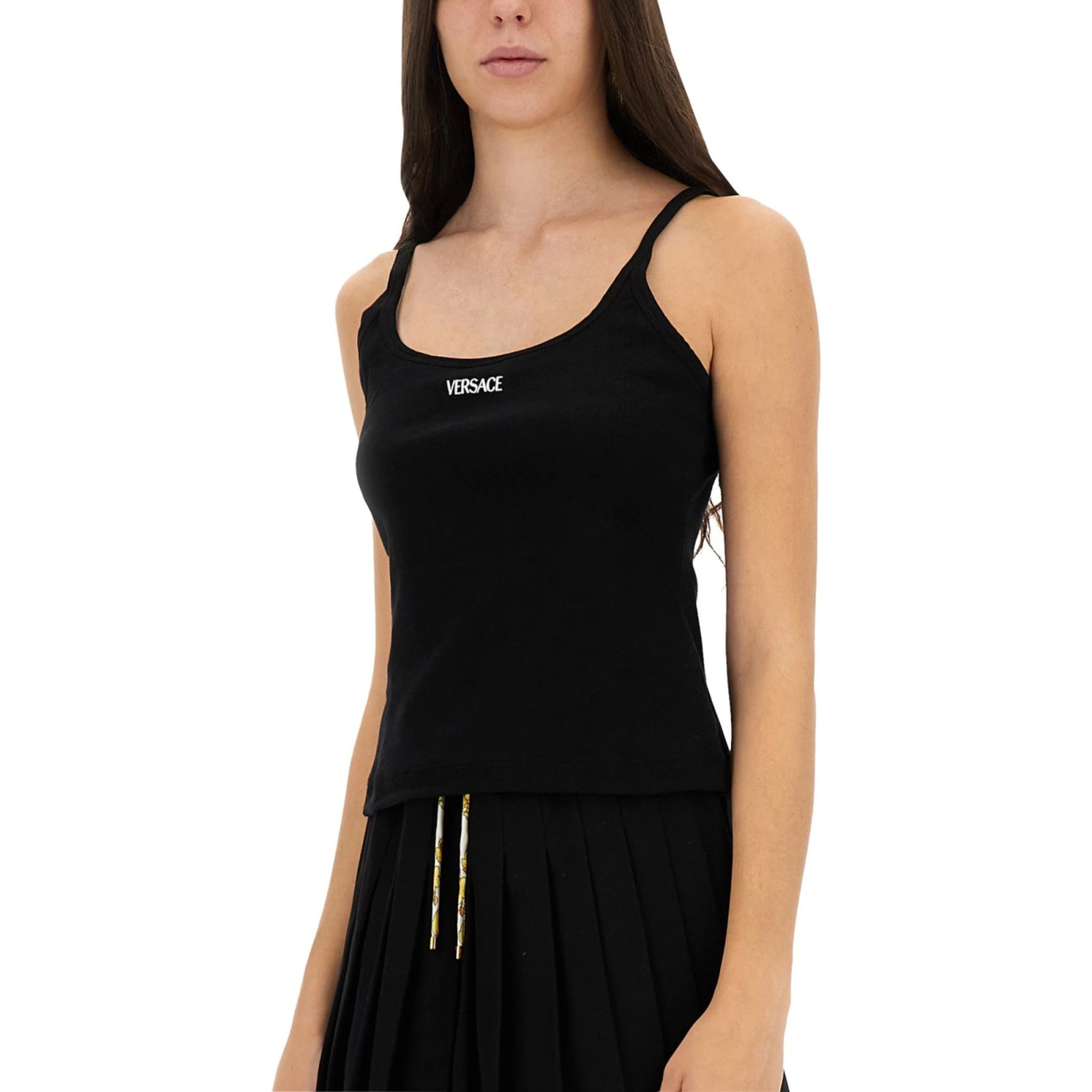 قمصان تحمل شعارًا