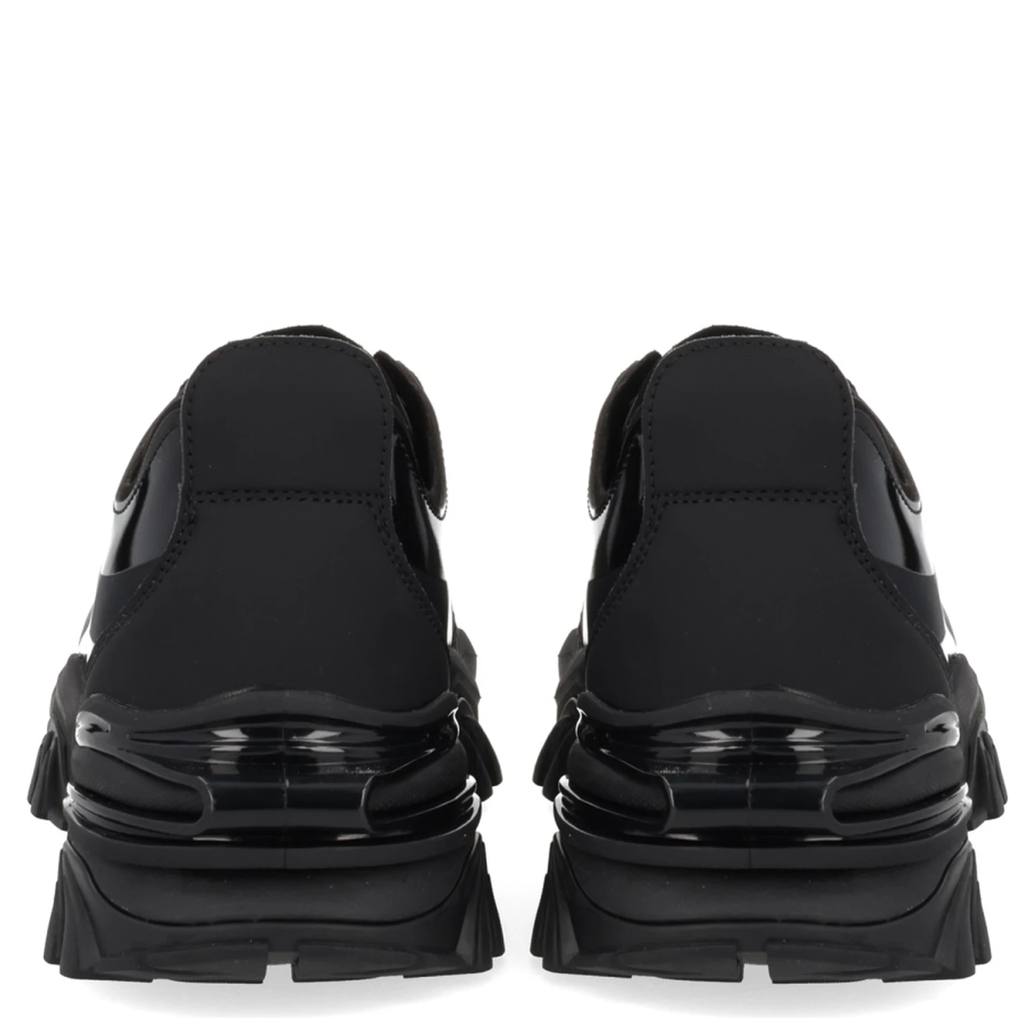 "NEW TRAIL" SNEAKER