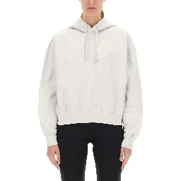 سترة رياضية بغطاء رأس وشعار