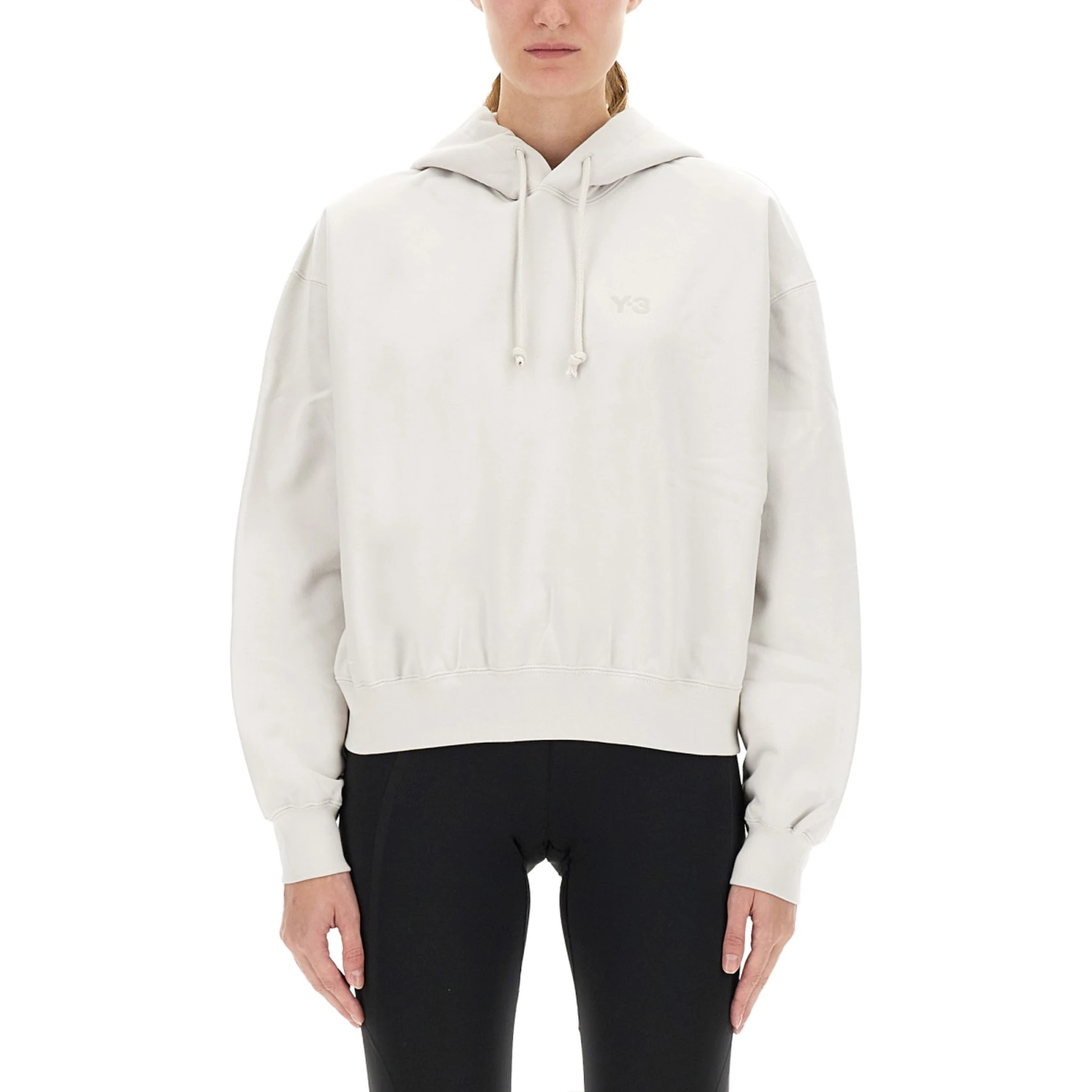 سترة رياضية بغطاء رأس وشعار