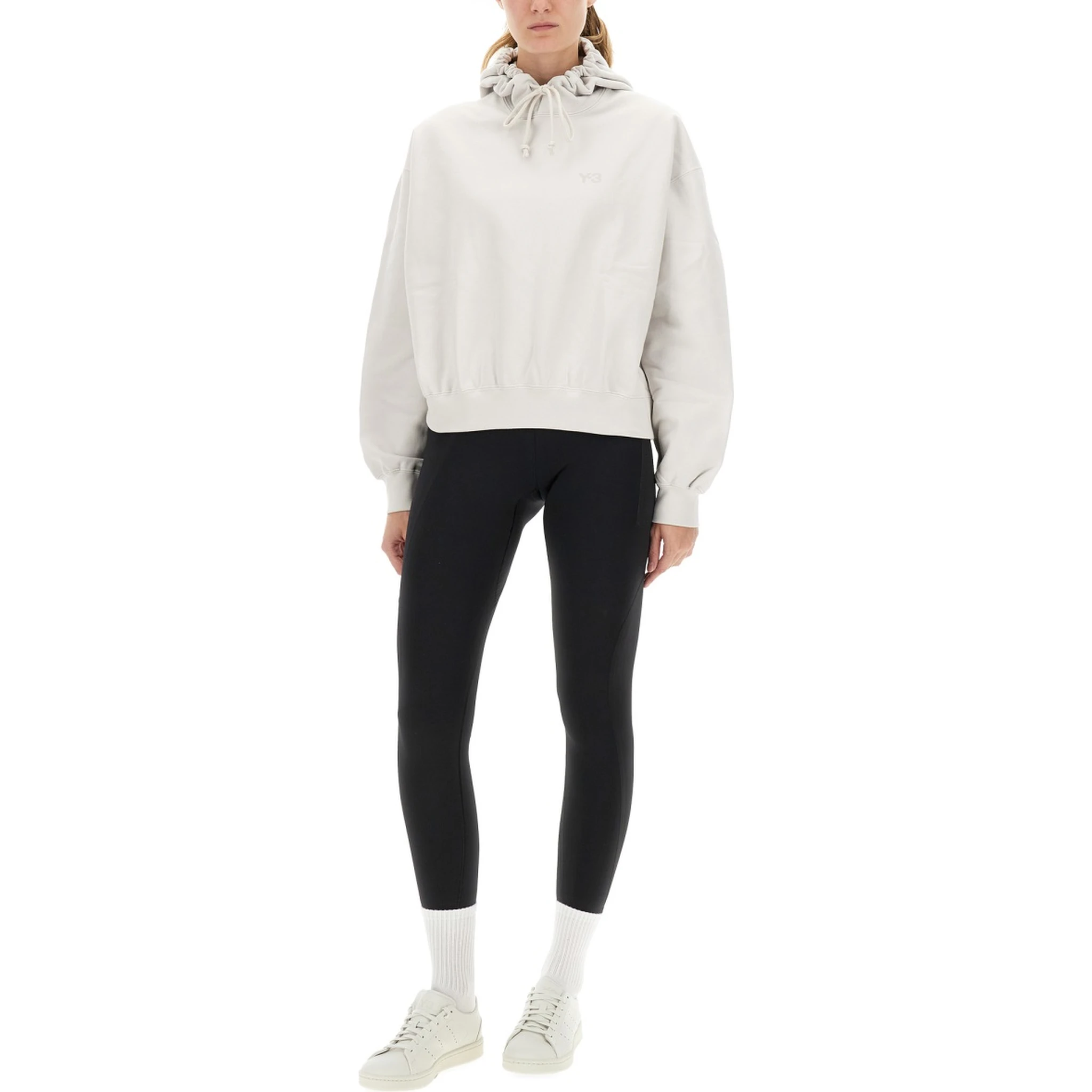 سترة رياضية بغطاء رأس وشعار