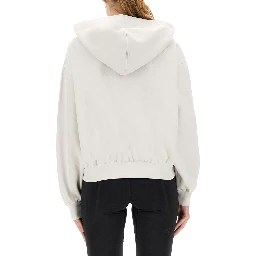 سترة رياضية بغطاء رأس وشعار