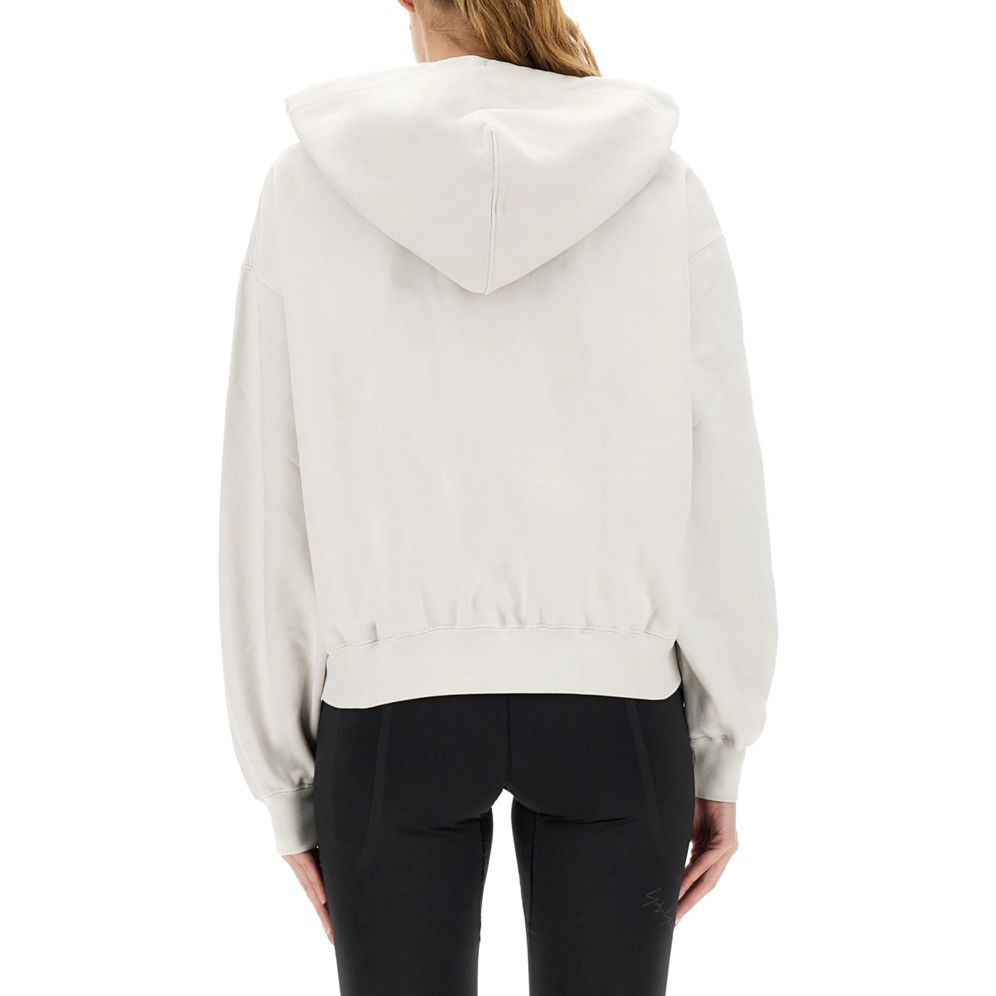 سترة رياضية بغطاء رأس وشعار