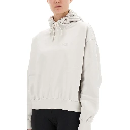 سترة رياضية بغطاء رأس وشعار