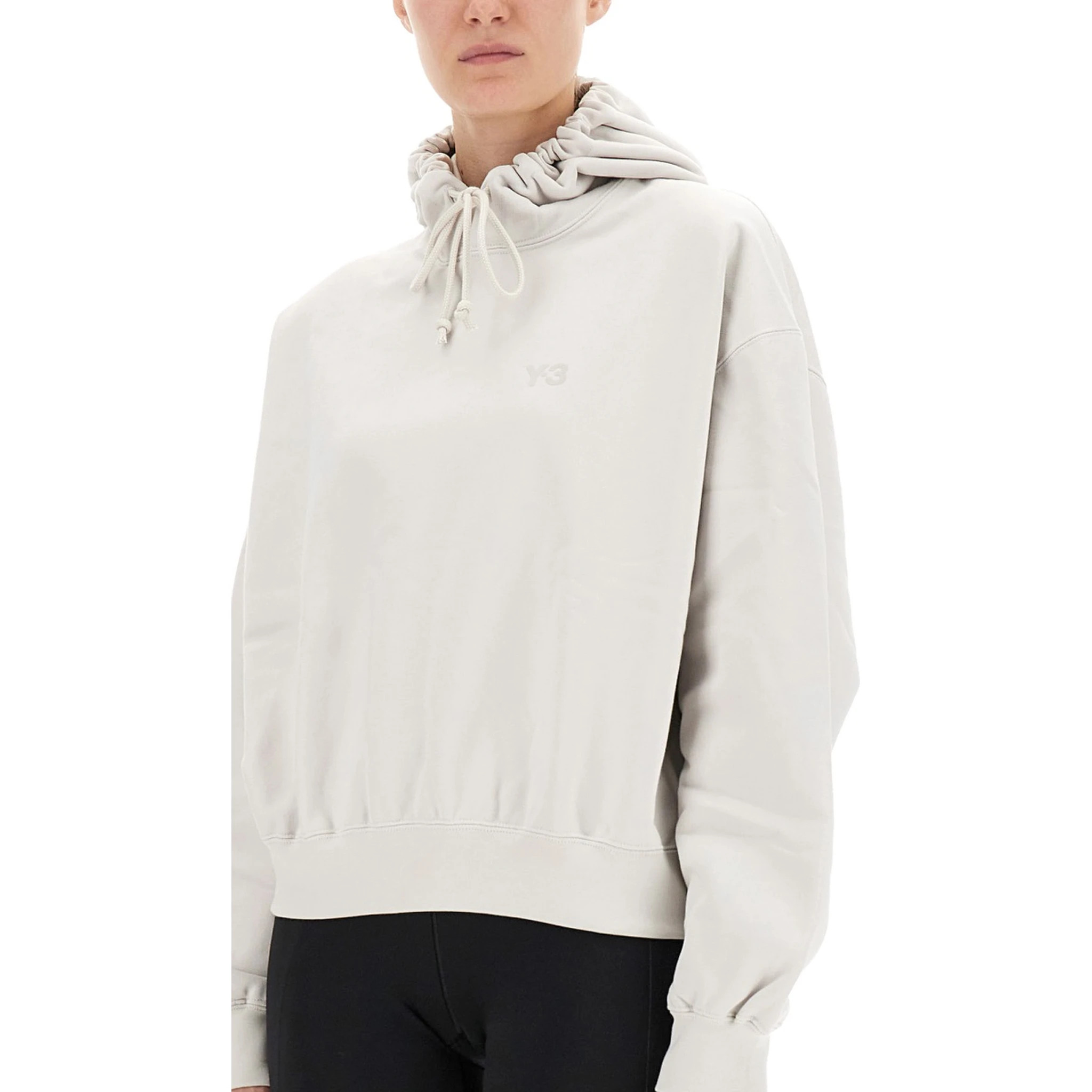 سترة رياضية بغطاء رأس وشعار