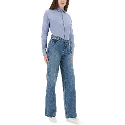 قميص بشعار مطرز