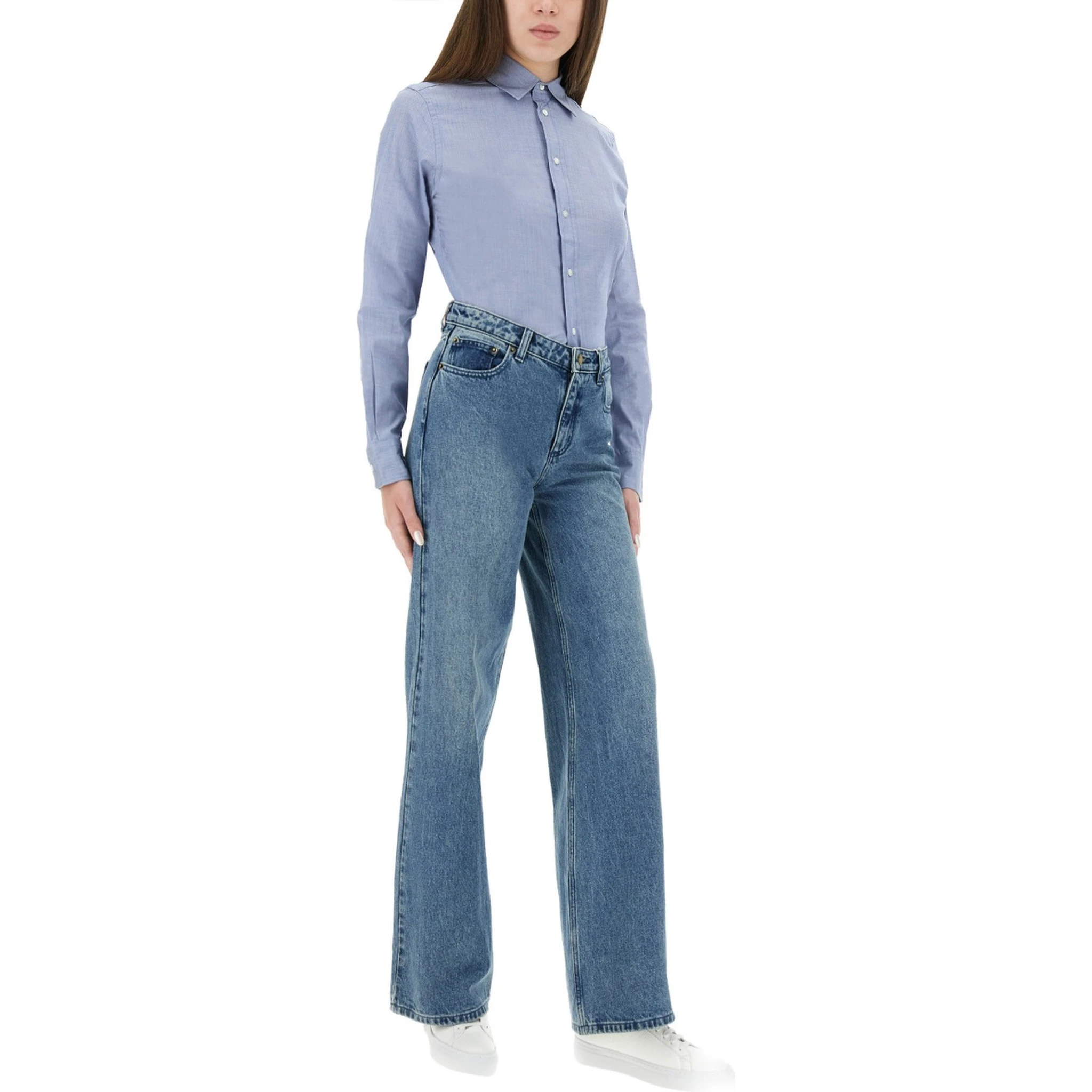 قميص بشعار مطرز