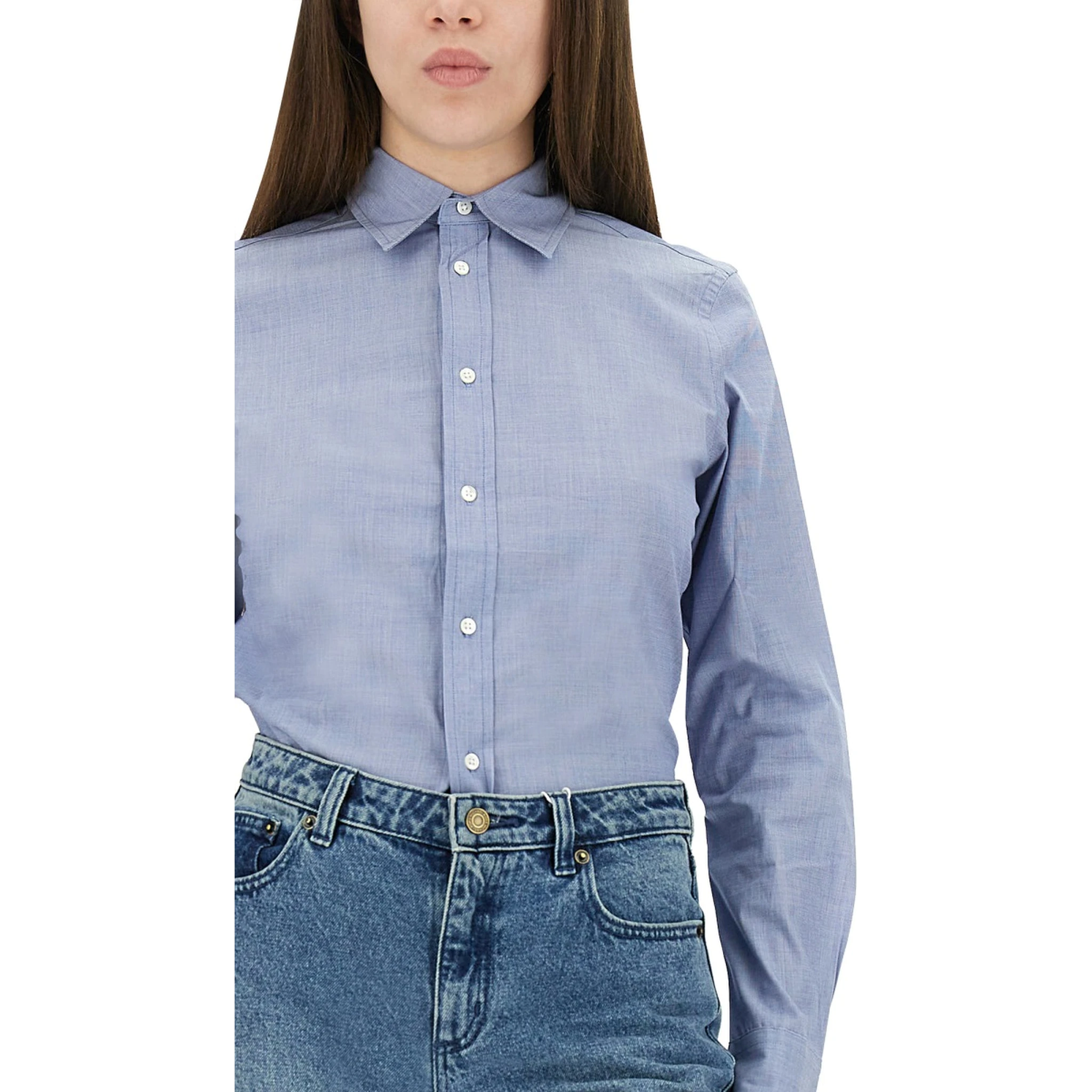 قميص بشعار مطرز