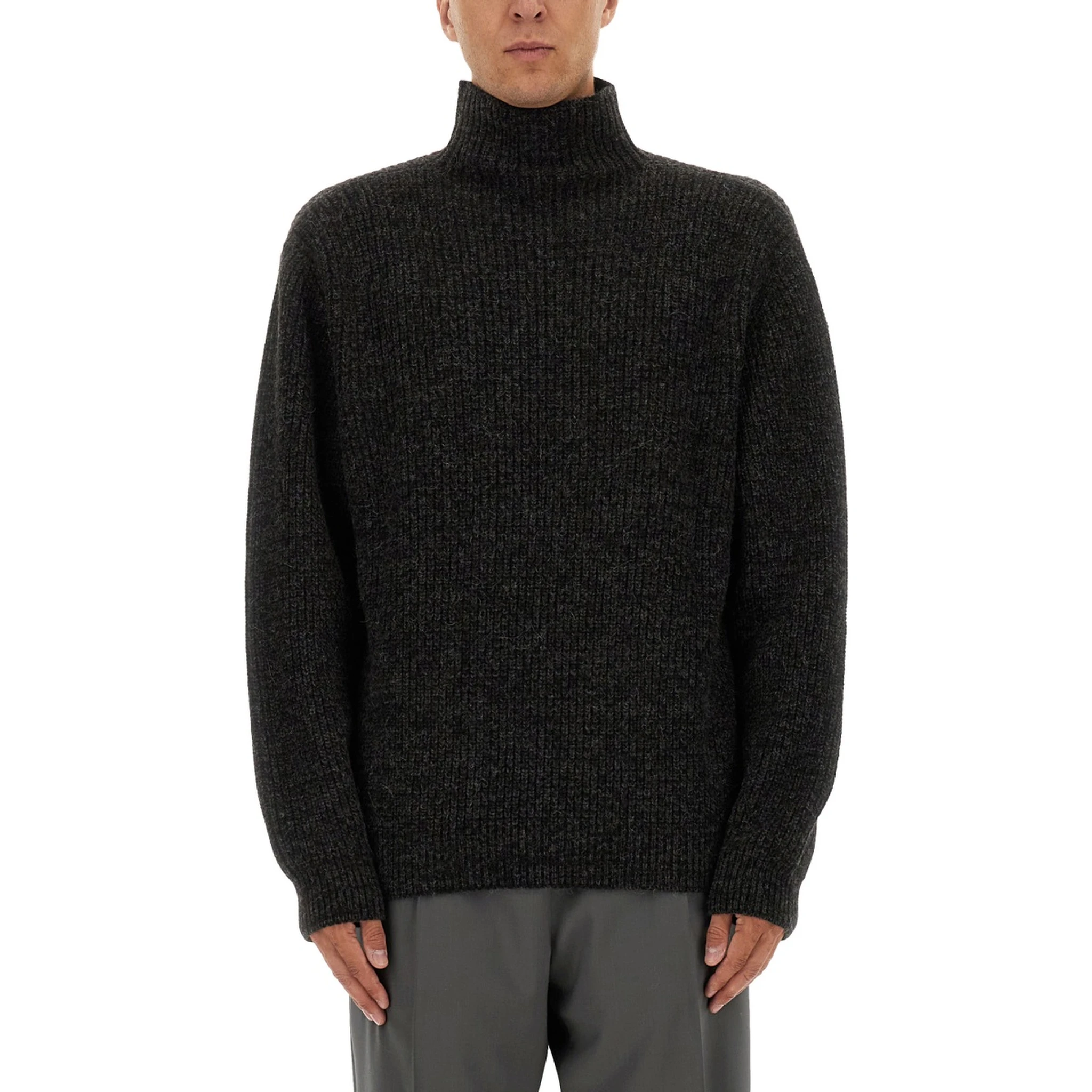 كنزة بياقة عالية