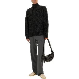 كنزة بياقة عالية