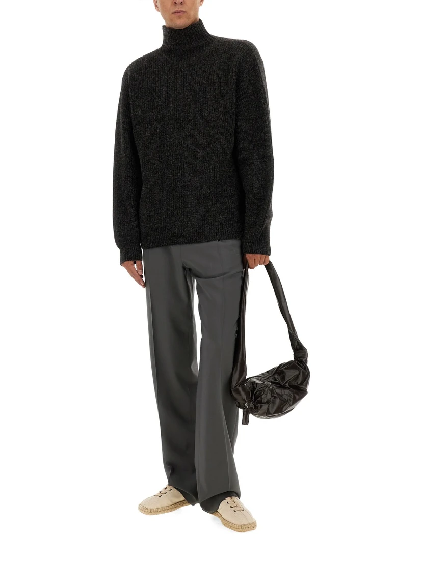 كنزة بياقة عالية