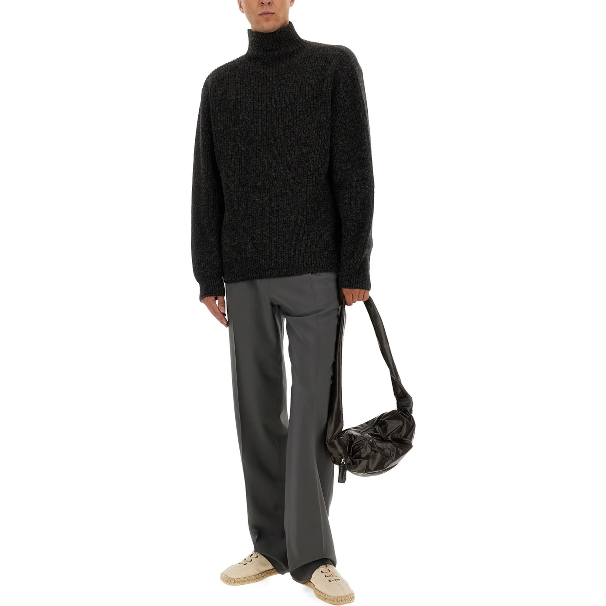 كنزة بياقة عالية