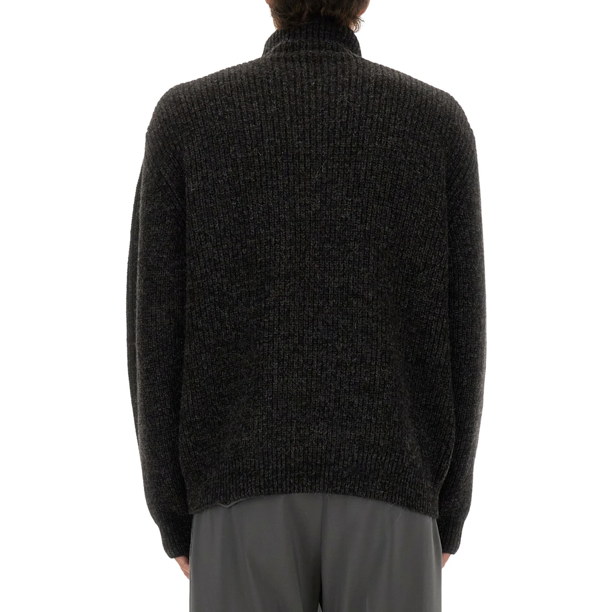 كنزة بياقة عالية