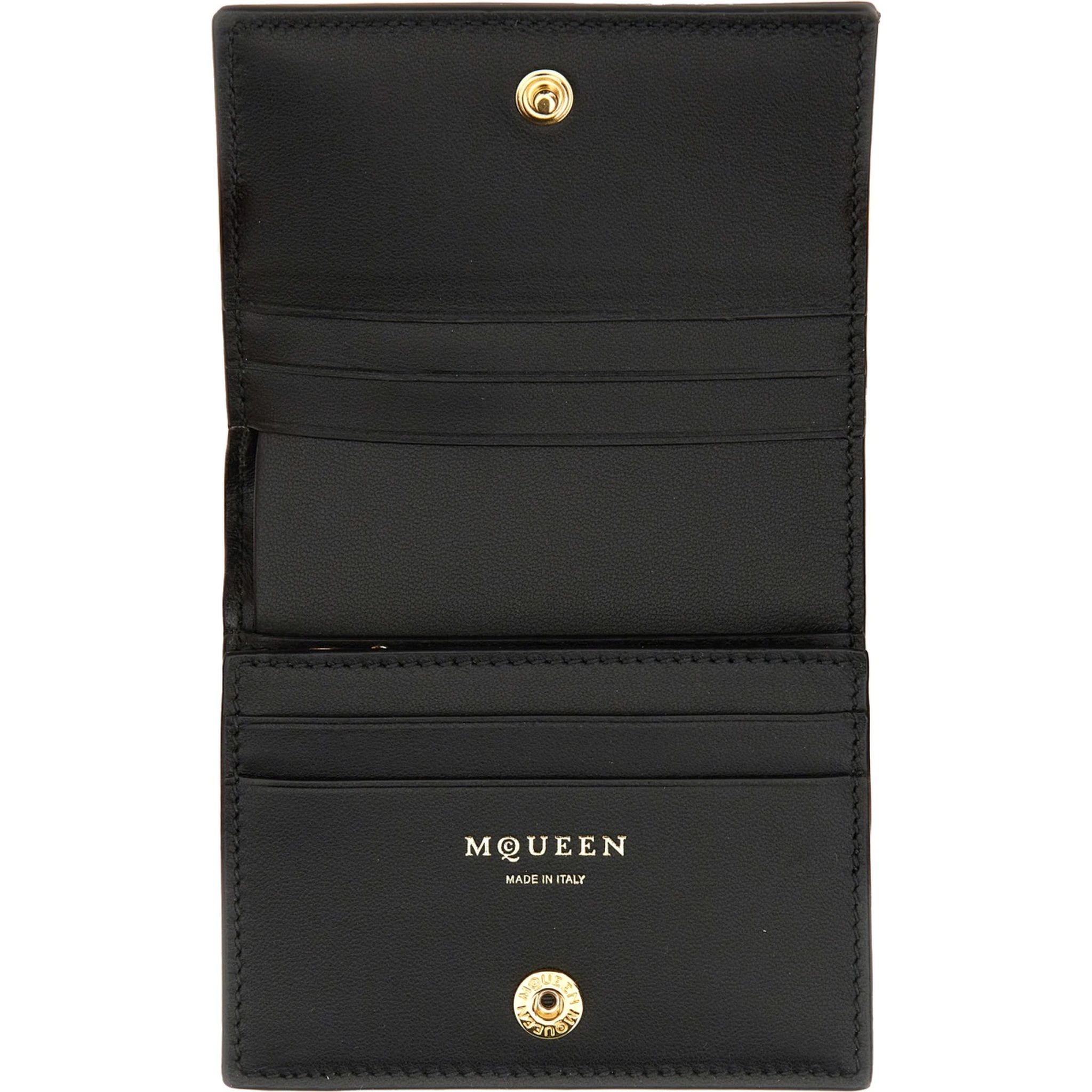 محفظة بشعار