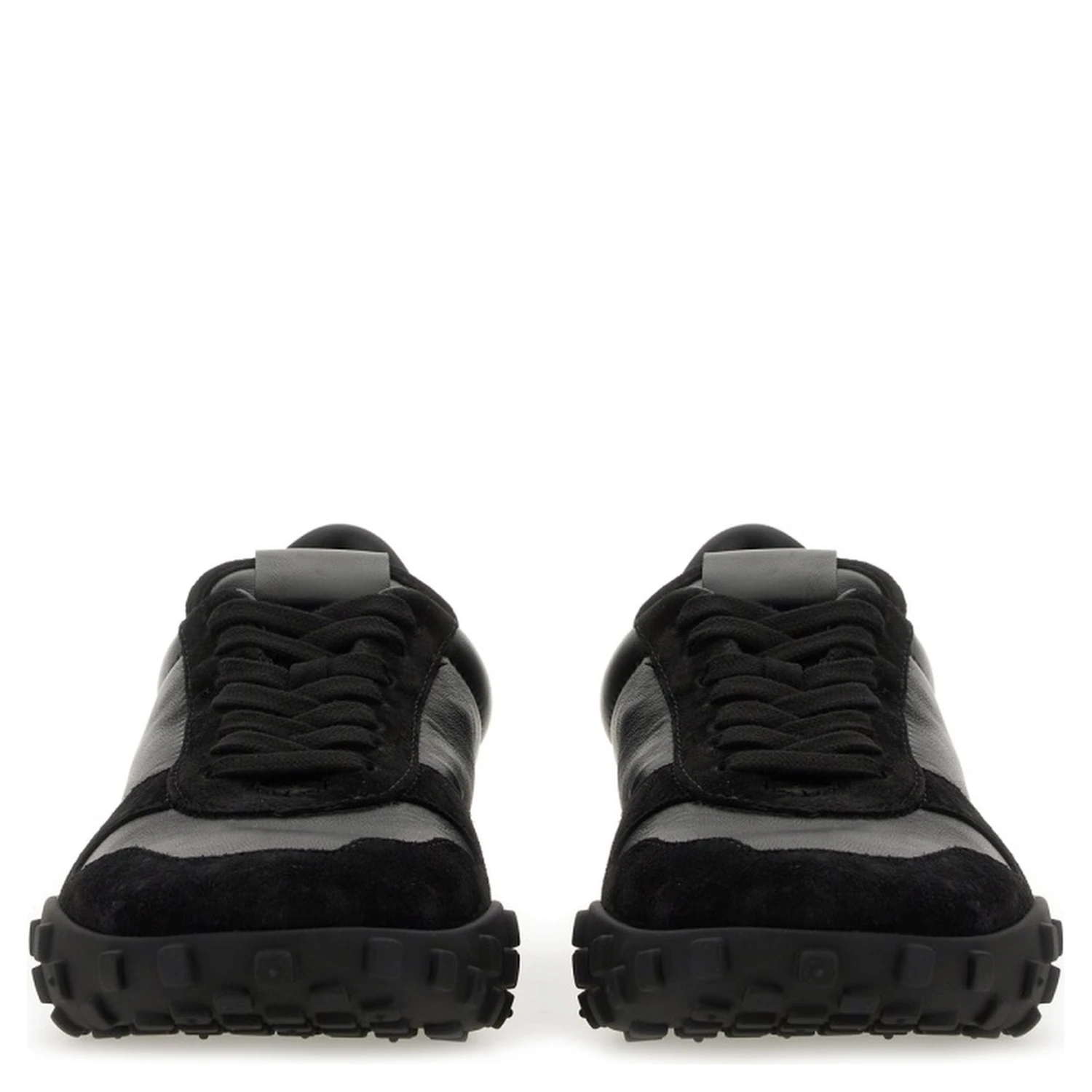 LOW TOP SNEAKER