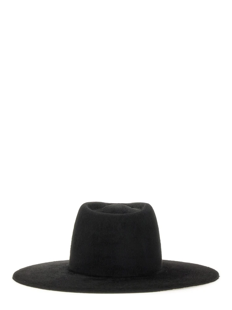 قبعة بشعار alternative