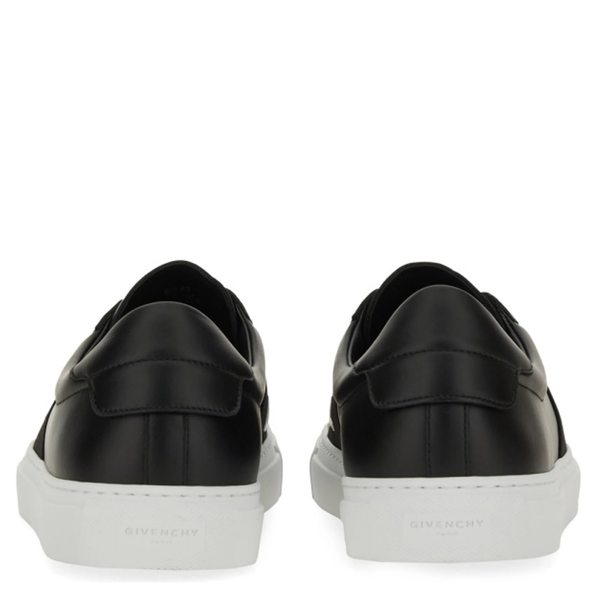 حذاء رياضي منخفض مع شعار