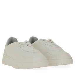 حذاء رياضي بتفاصيل متعرجة