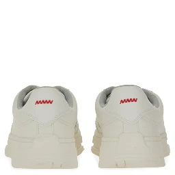 حذاء رياضي بتفاصيل متعرجة