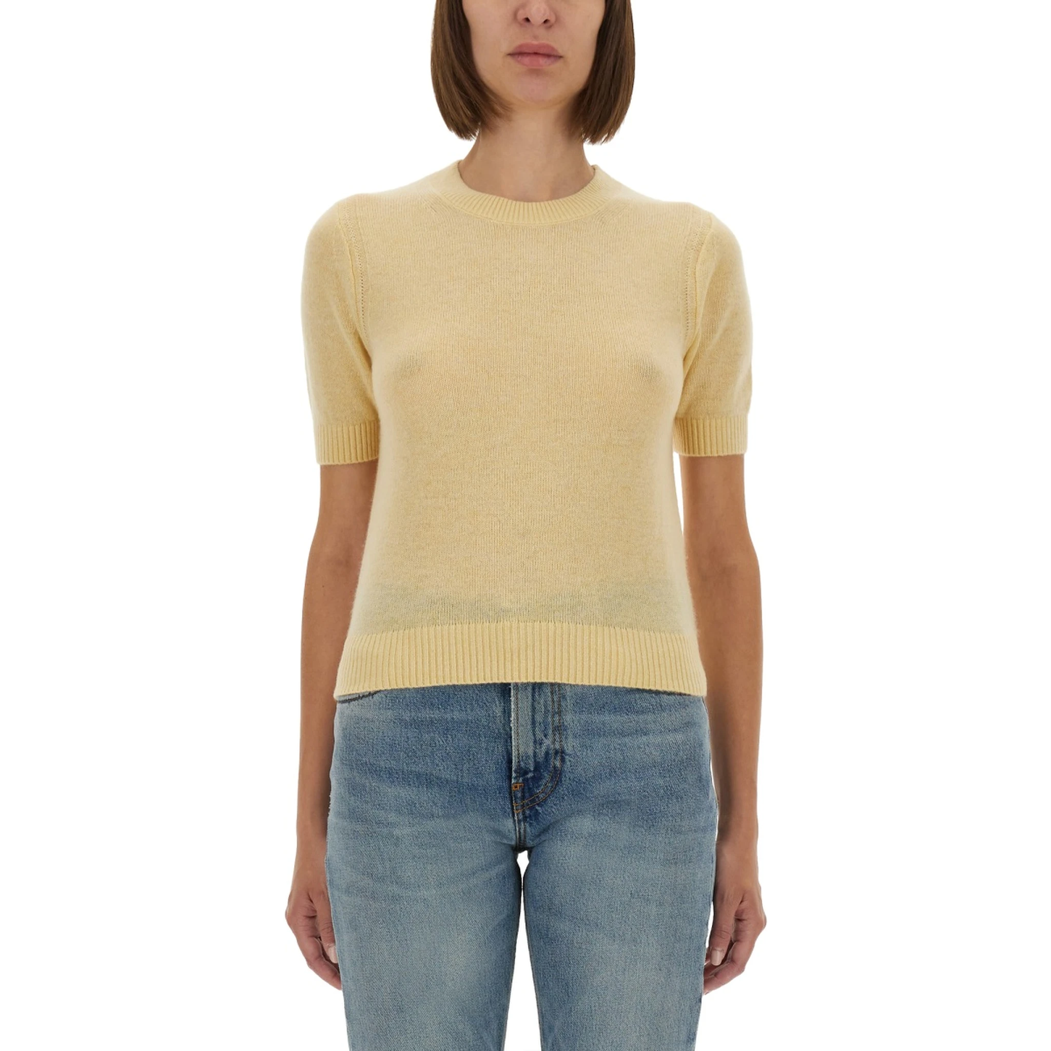 قميص بأكمام قصيرة