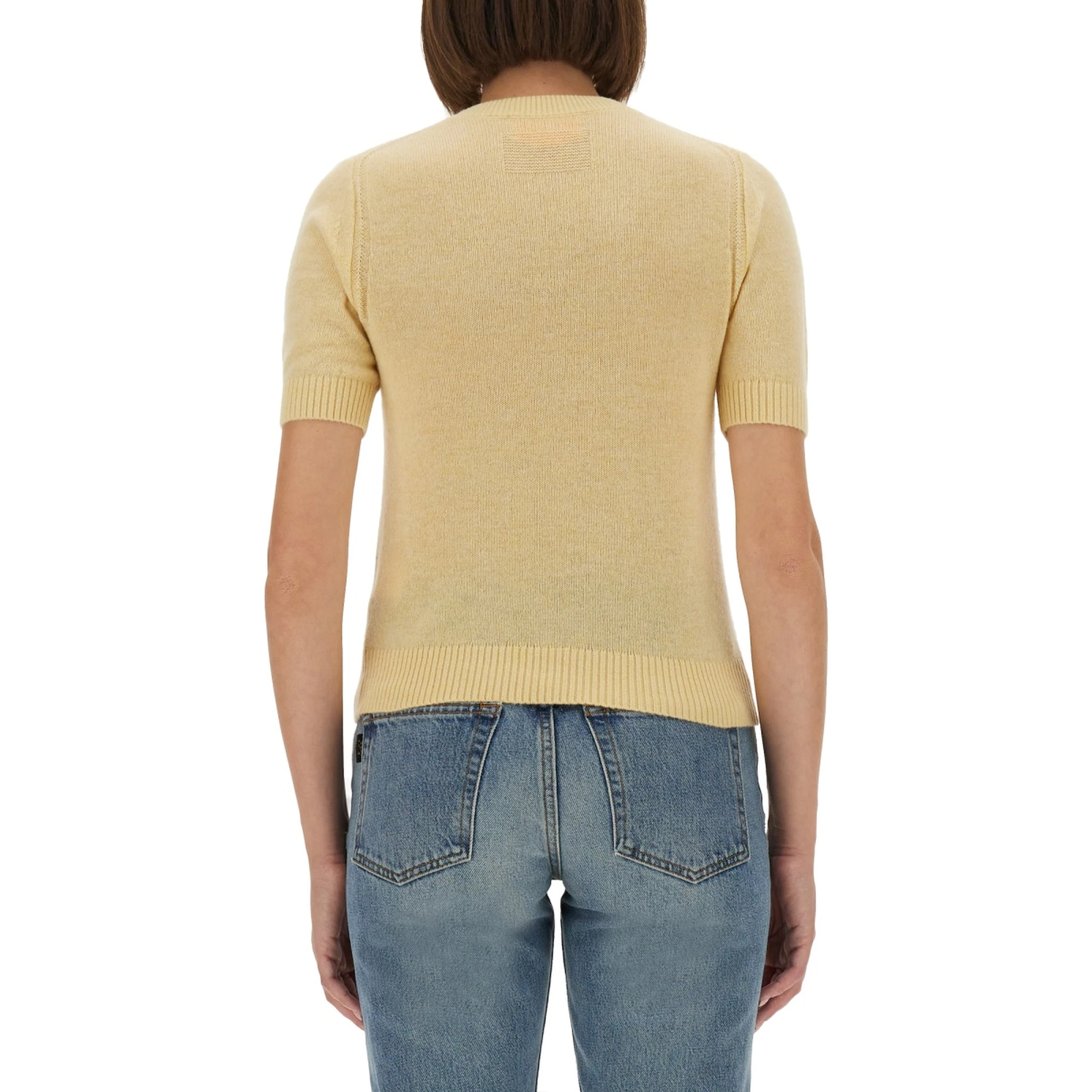 قميص بأكمام قصيرة