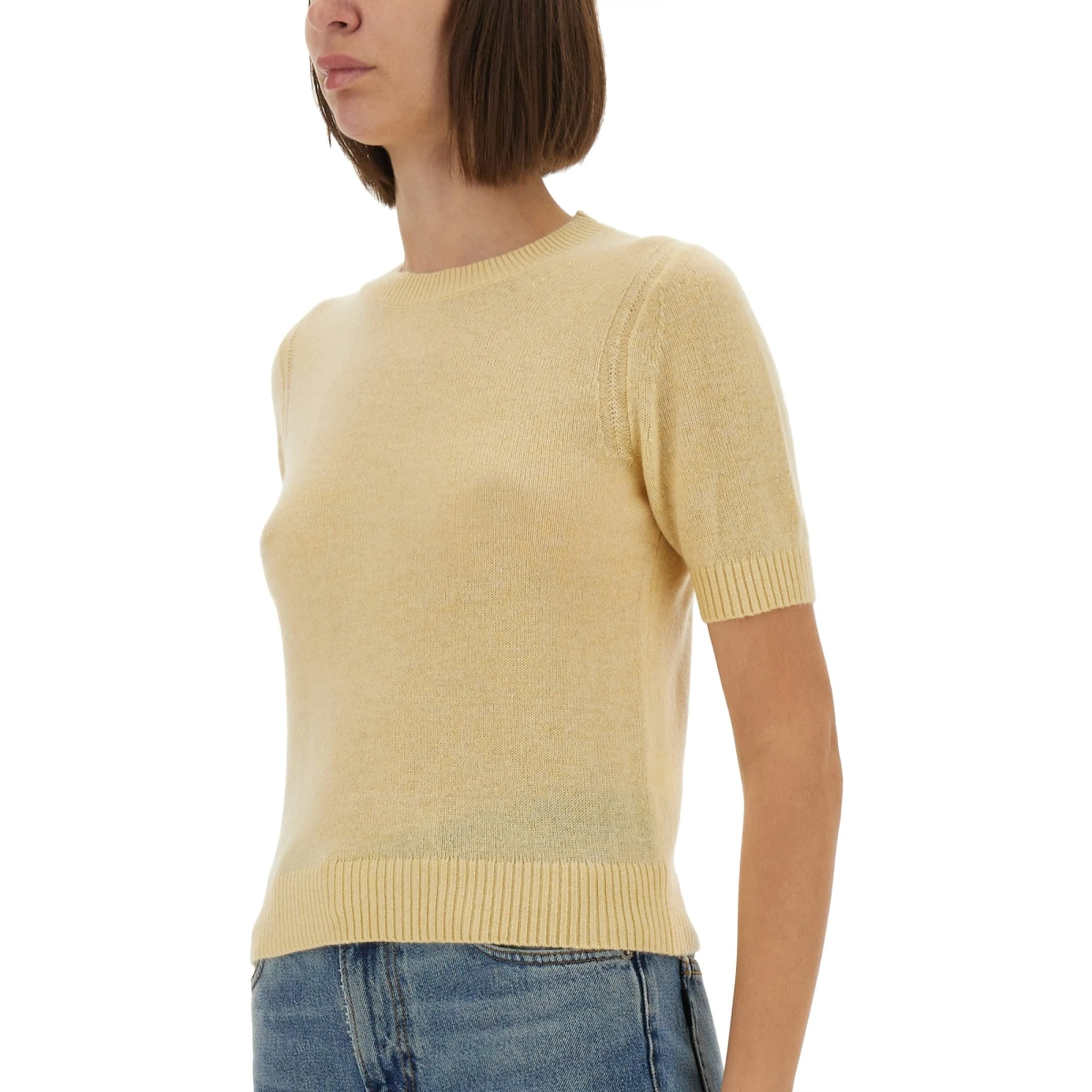 قميص بأكمام قصيرة