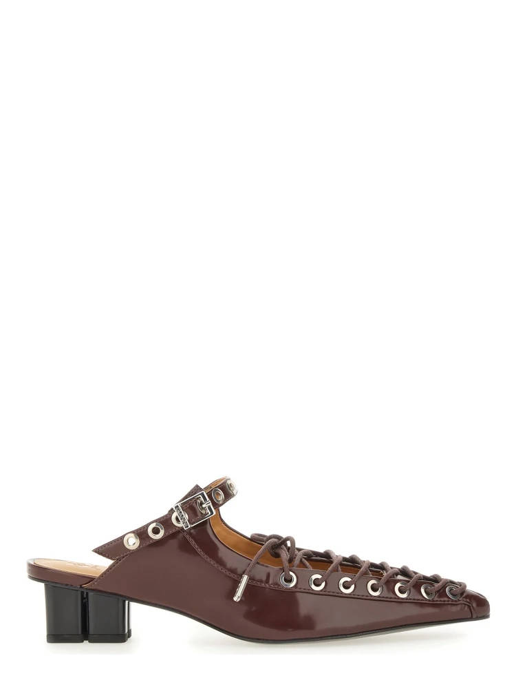 حذاء مفتوح من الخلف برباط