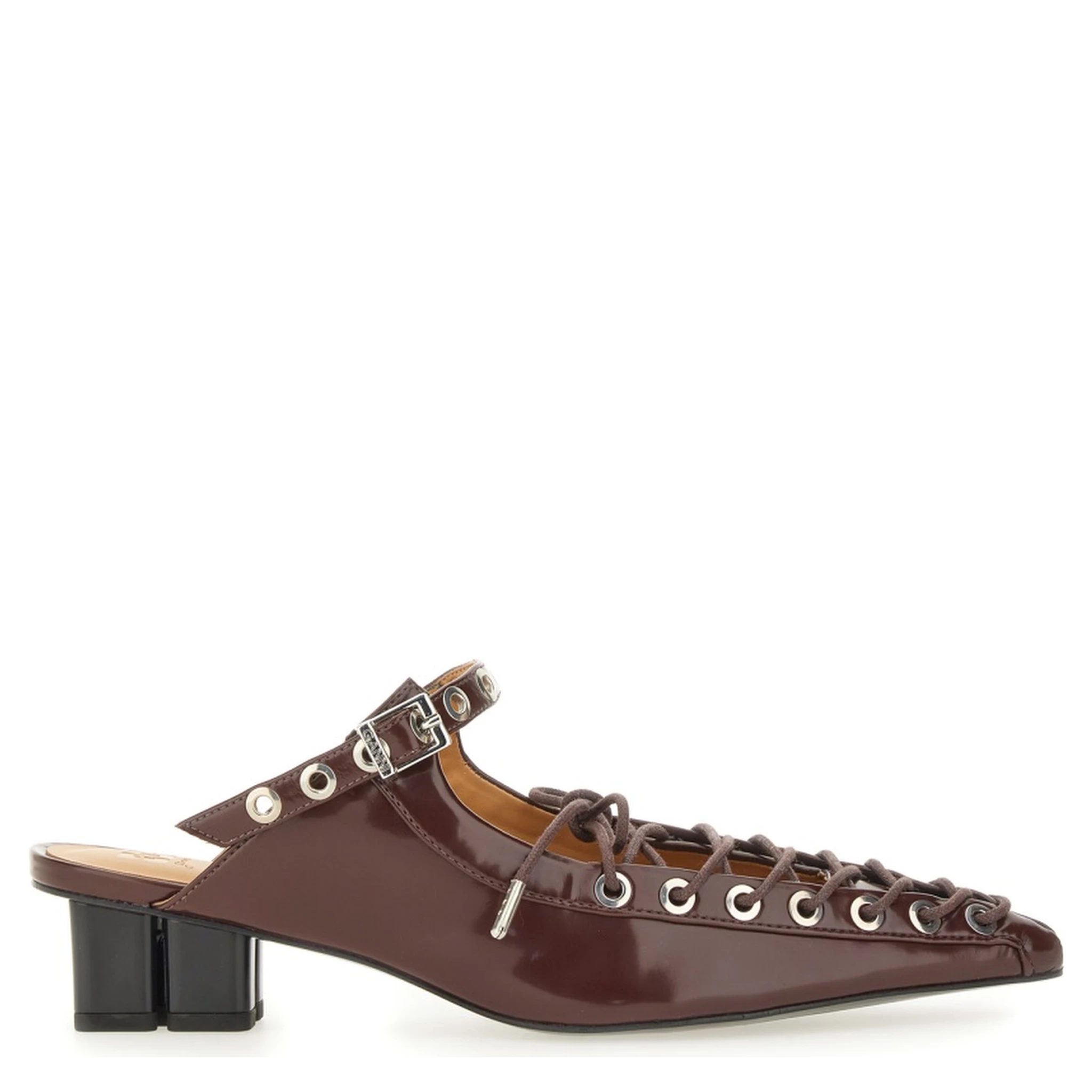 حذاء مفتوح من الخلف برباط