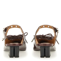 حذاء مفتوح من الخلف برباط