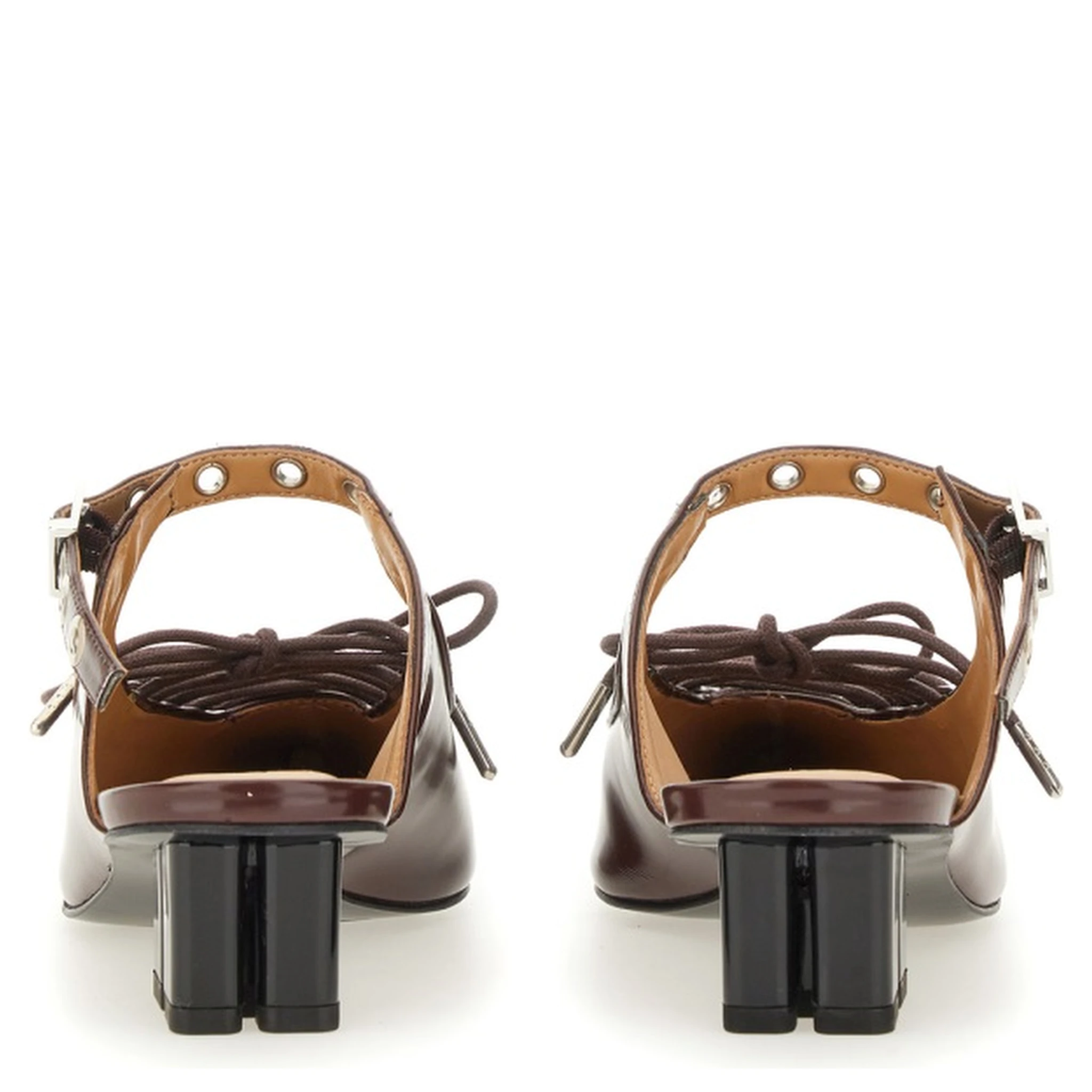 حذاء مفتوح من الخلف برباط