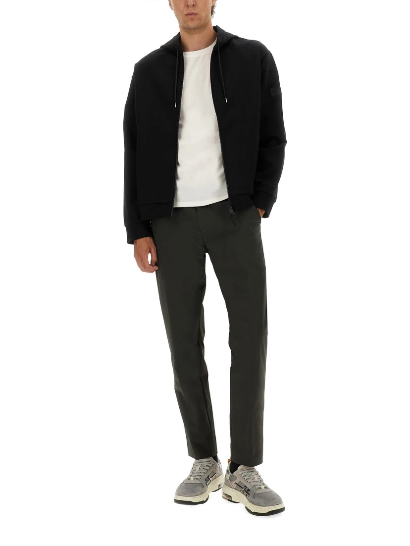 ZIP SWEATSHIRT.