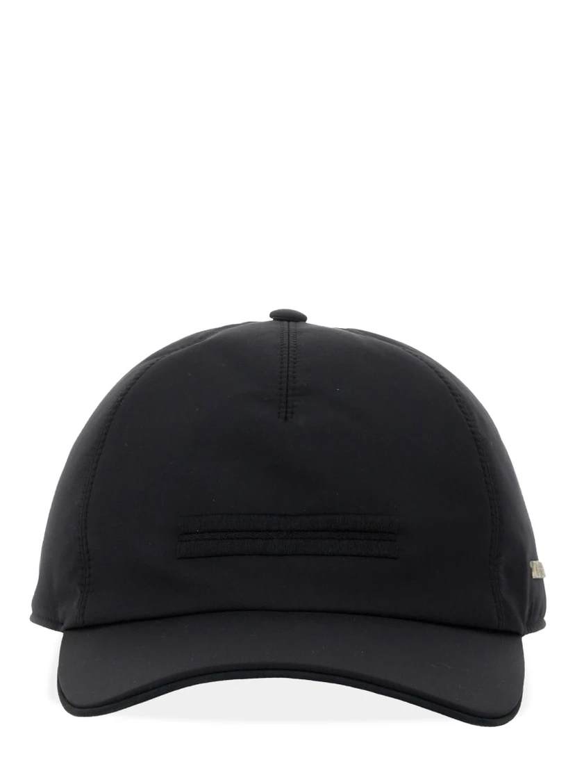 قبعة بيسبول بشعار