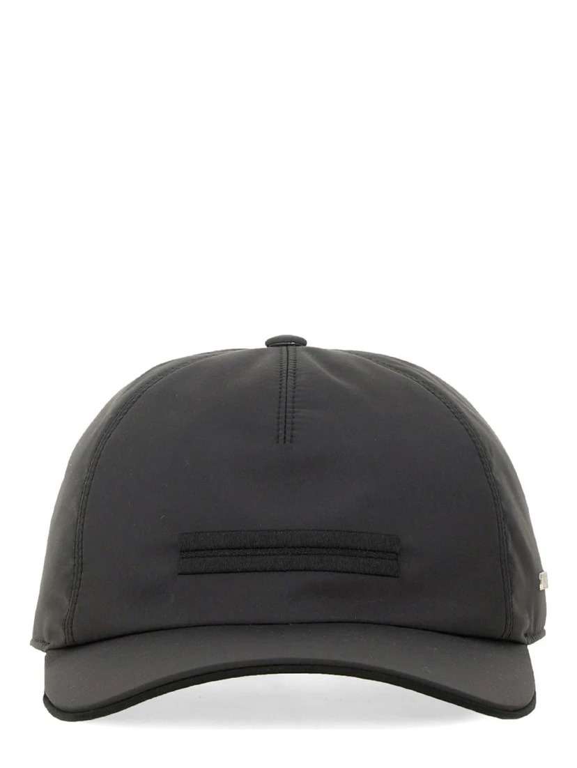 قبعة بيسبول بشعار