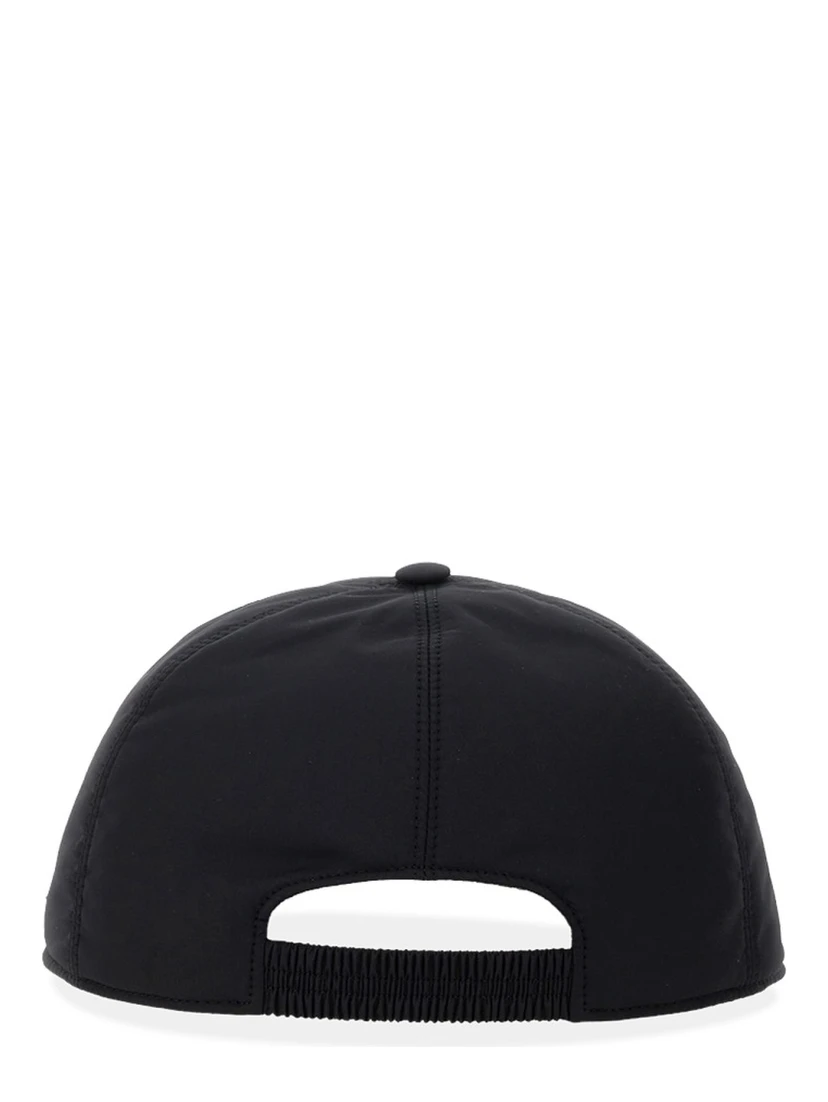 قبعة بيسبول بشعار