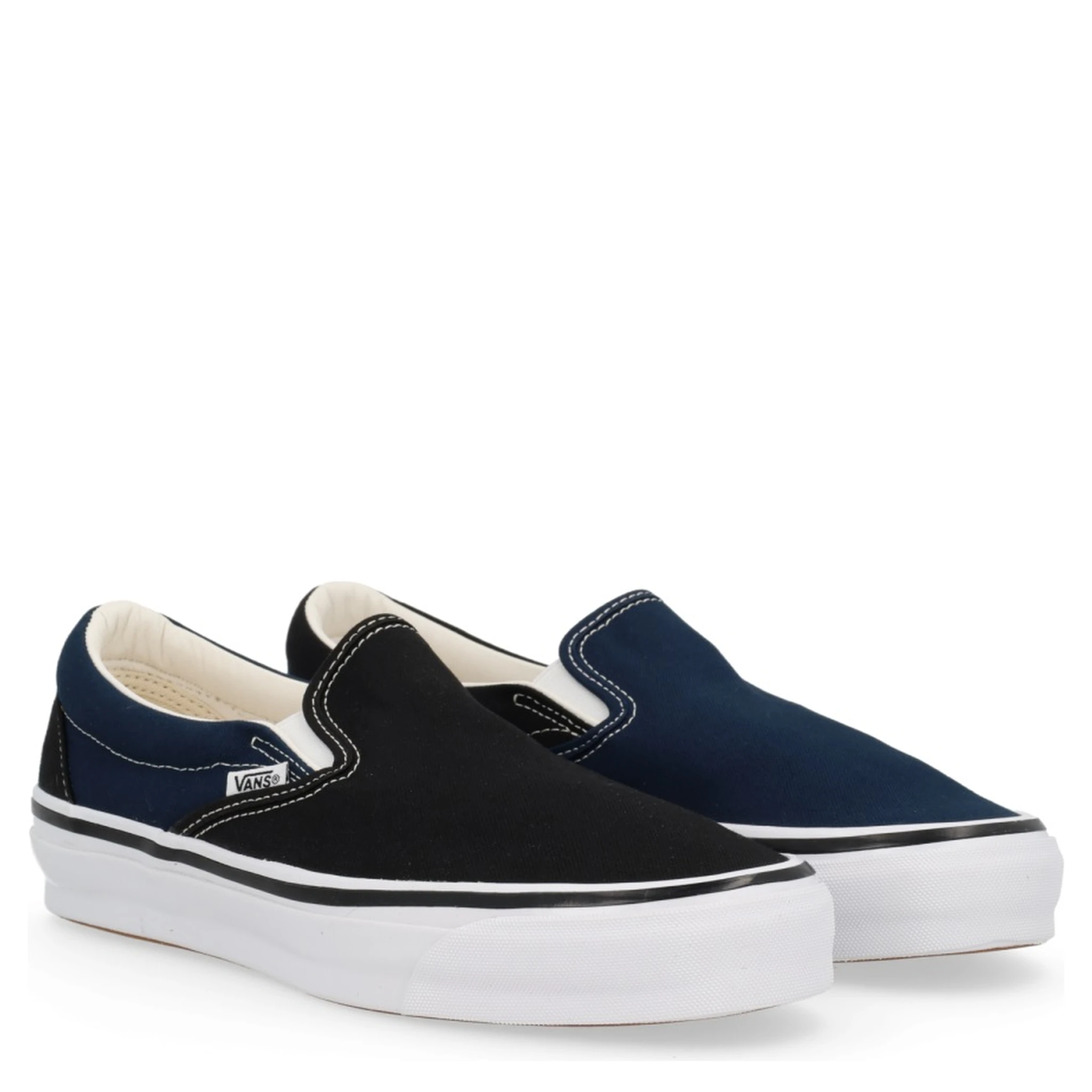 أحذية رياضية من فانز بالتعاون مع ملابس مصممة هندسياً