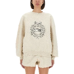 كنزة رياضية بشعار