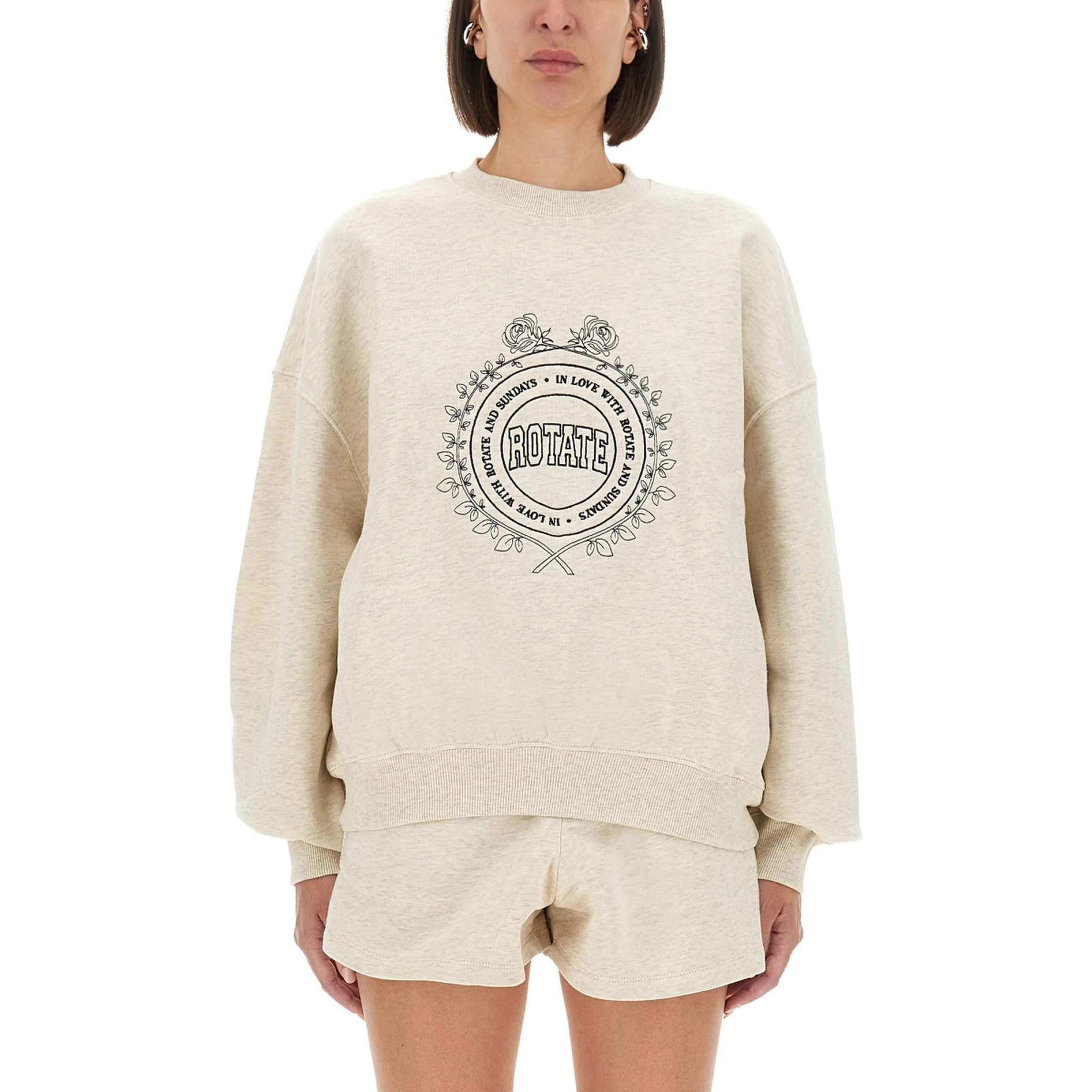 كنزة رياضية بشعار