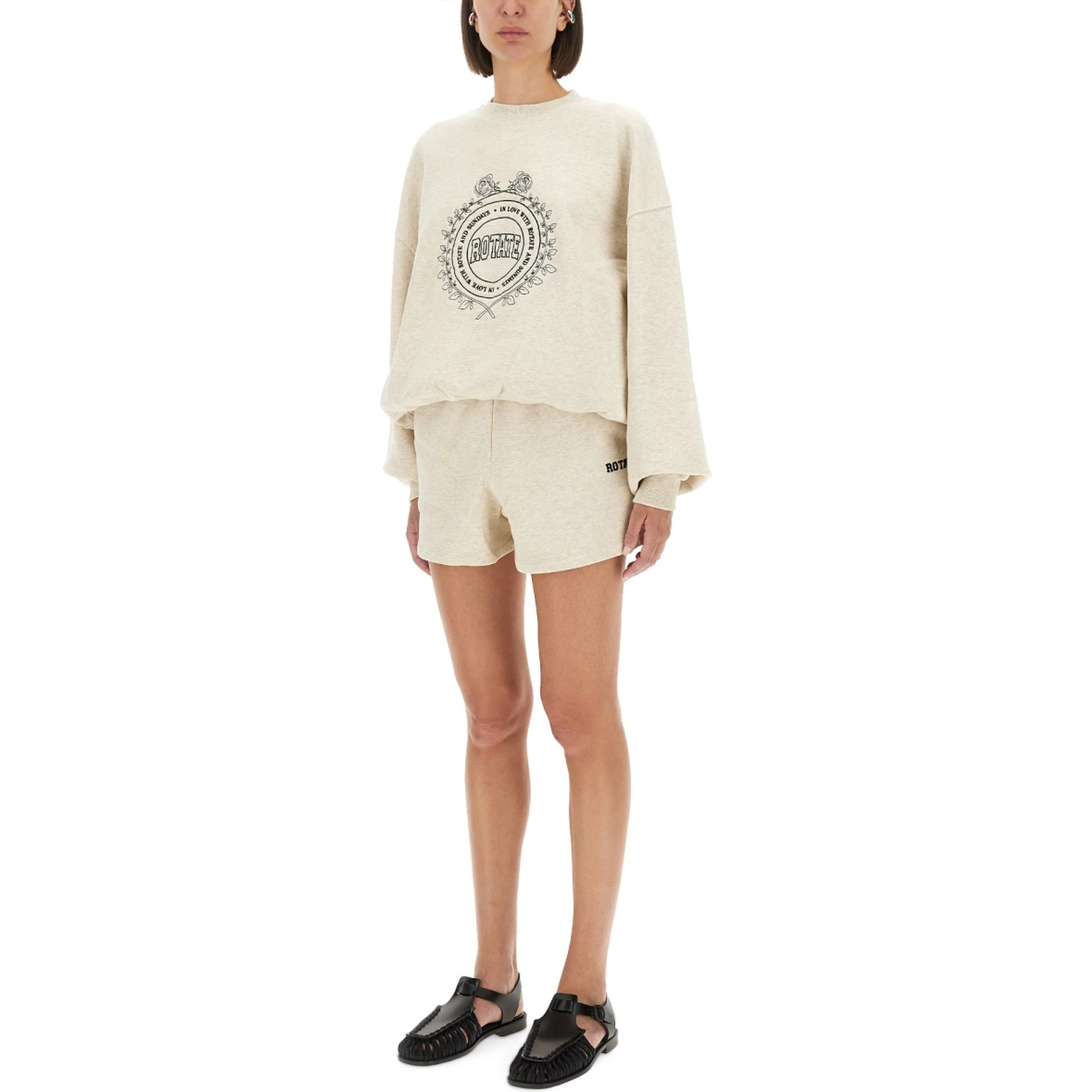 كنزة رياضية بشعار