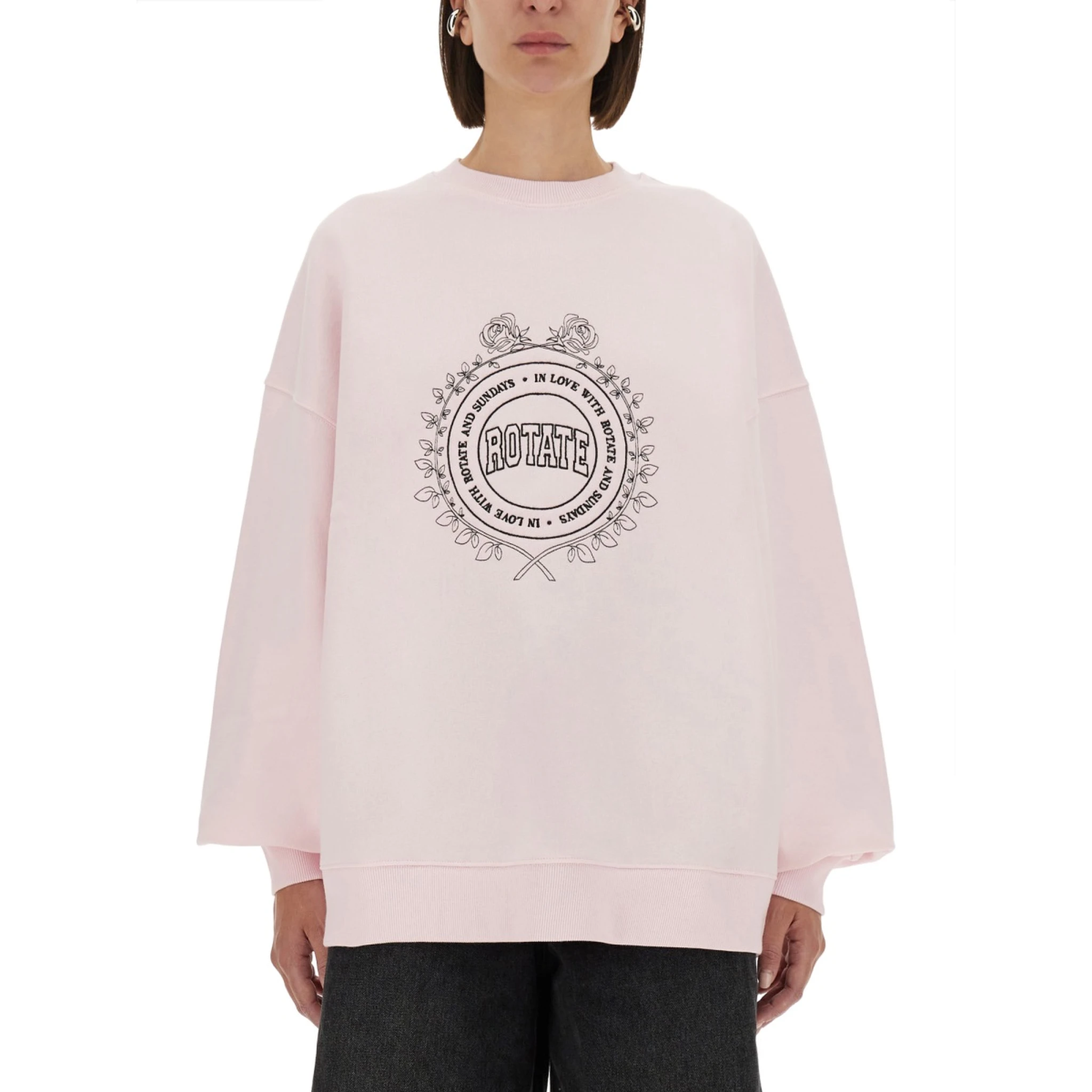 كنزة رياضية بشعار