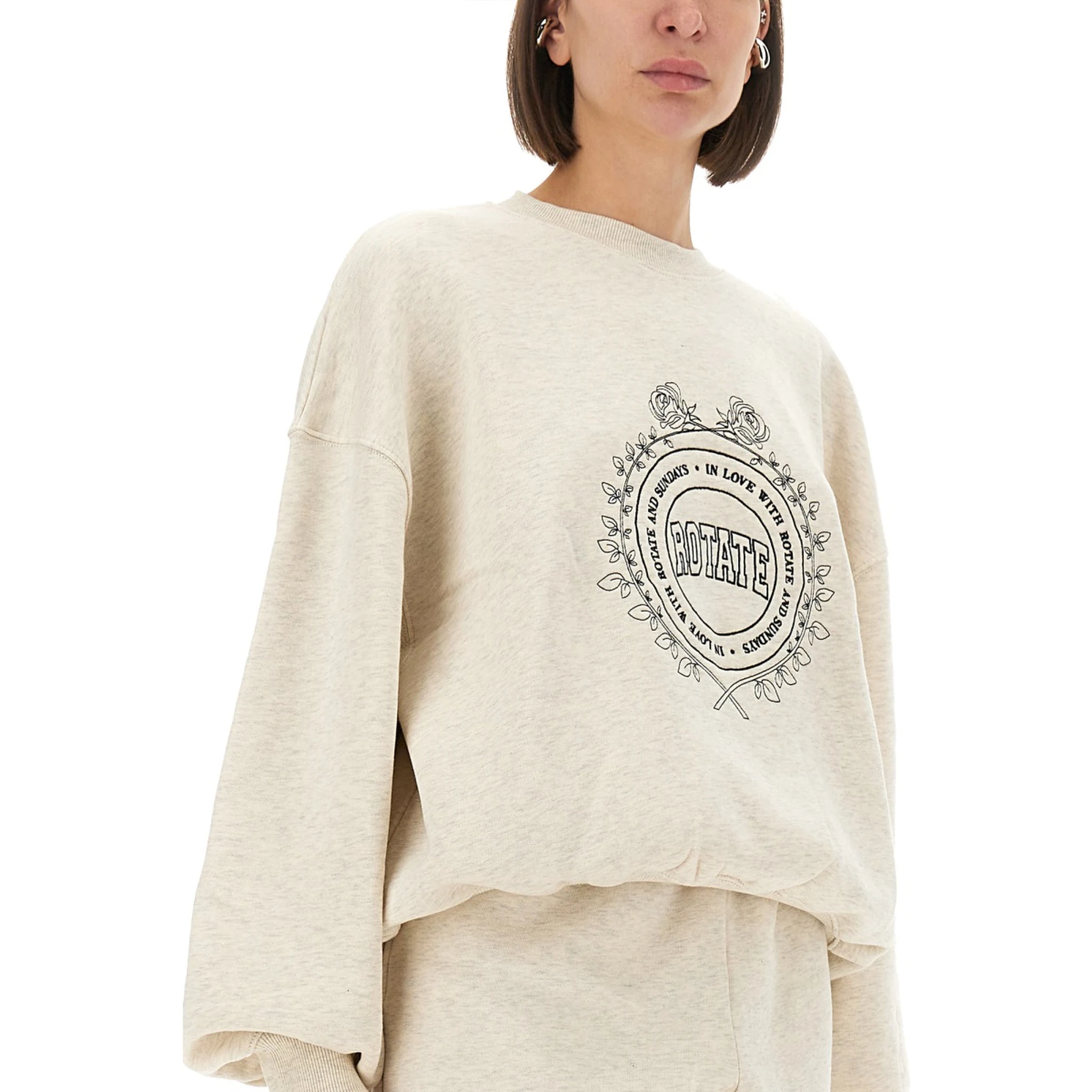 كنزة رياضية بشعار